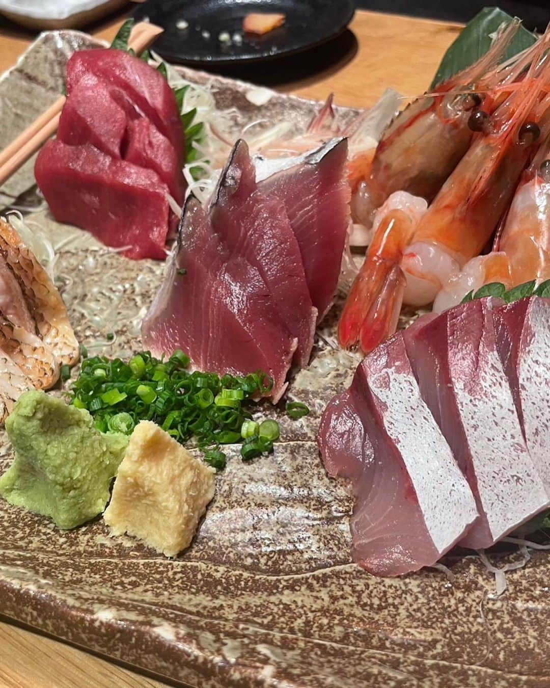 小林悠さんのインスタグラム写真 - (小林悠Instagram)「仲間  いつものこのメンバーでご飯に行ってきました😋  この2人に会った週に必ずゴール決めるので、こちらからお願いして今週も一緒に食事していただきました。笑  天皇杯に向けて最高の準備をします👍」12月5日 20時49分 - kobayashiyu11