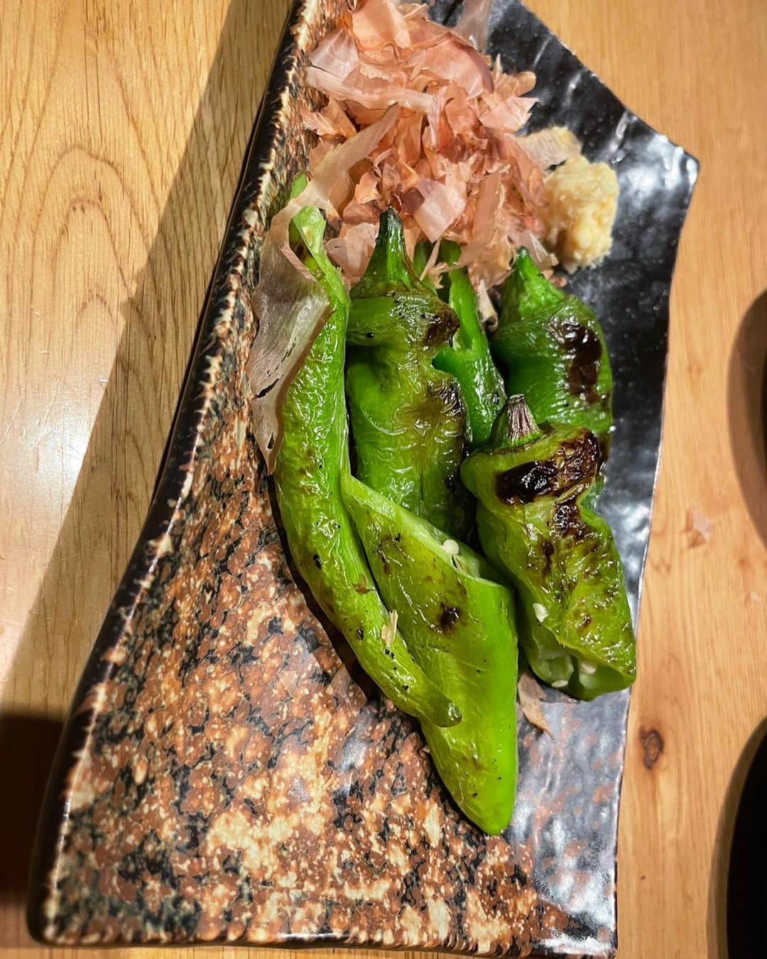 小林悠さんのインスタグラム写真 - (小林悠Instagram)「仲間  いつものこのメンバーでご飯に行ってきました😋  この2人に会った週に必ずゴール決めるので、こちらからお願いして今週も一緒に食事していただきました。笑  天皇杯に向けて最高の準備をします👍」12月5日 20時49分 - kobayashiyu11