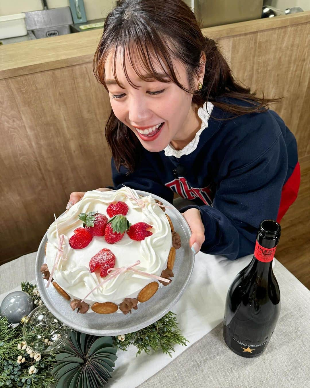 黒田りささんのインスタグラム写真 - (黒田りさInstagram)「🎂 先週の日曜もタダイマで放送した クリスマスパーティの簡単お料理とテーブルコーディネート🌼 料理家の森山先生と、テーブルスタイリストの河本先生に教えていただきました✨ ファディさんのアイテムを使ってケーキデコレーションしてみたの🎂 生クリーム泡立てたり、袋に入れて搾り作ったりしなくていいの！ いいところだけ出来るから、簡単でとっても楽しかった😻🤍  オーナメントやテーブルクロスで飾り付けをして おしゃれにお家クリスマスもいいなあと思いました🎄✨  #クリスマス#クリスマスケーキ#ケーキデコレーション#日曜もタダイマ#カフェファディ小戸店」12月5日 20時49分 - kurorisa_14