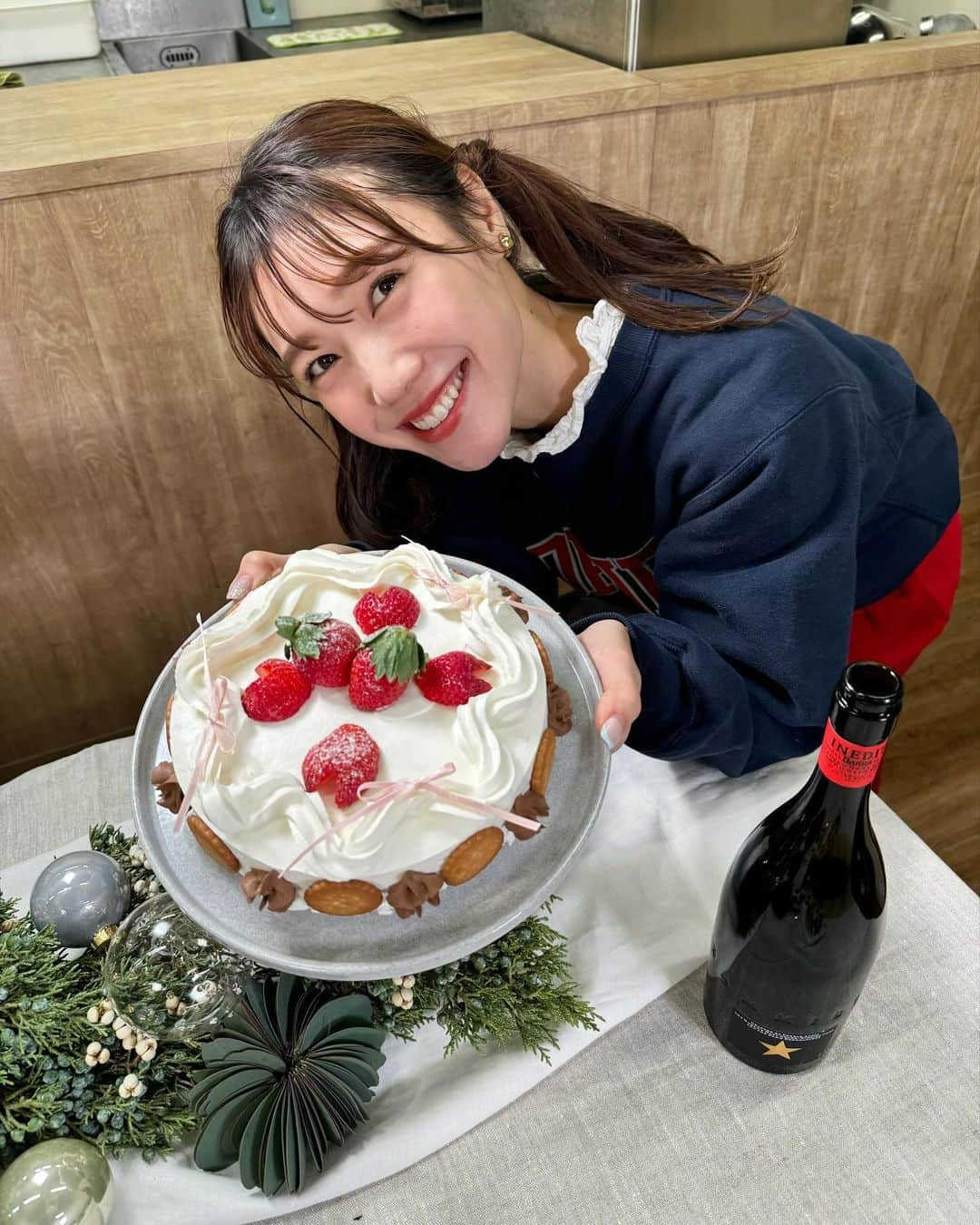 黒田りささんのインスタグラム写真 - (黒田りさInstagram)「🎂 先週の日曜もタダイマで放送した クリスマスパーティの簡単お料理とテーブルコーディネート🌼 料理家の森山先生と、テーブルスタイリストの河本先生に教えていただきました✨ ファディさんのアイテムを使ってケーキデコレーションしてみたの🎂 生クリーム泡立てたり、袋に入れて搾り作ったりしなくていいの！ いいところだけ出来るから、簡単でとっても楽しかった😻🤍  オーナメントやテーブルクロスで飾り付けをして おしゃれにお家クリスマスもいいなあと思いました🎄✨  #クリスマス#クリスマスケーキ#ケーキデコレーション#日曜もタダイマ#カフェファディ小戸店」12月5日 20時49分 - kurorisa_14