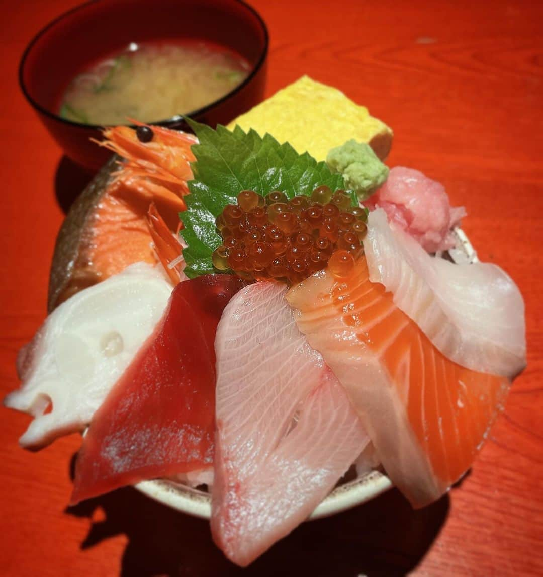 明星優花のインスタグラム：「地元に帰ると必ず食べる海鮮丼🦐とスープカレー🍛  #海鮮丼 #スープカレー #北海道 #札幌 #インスタ女子 #インスタグルメ #インスタグラマー #インスタ映え #インフルエンサー #TikTok #女社長 #女性起業家」