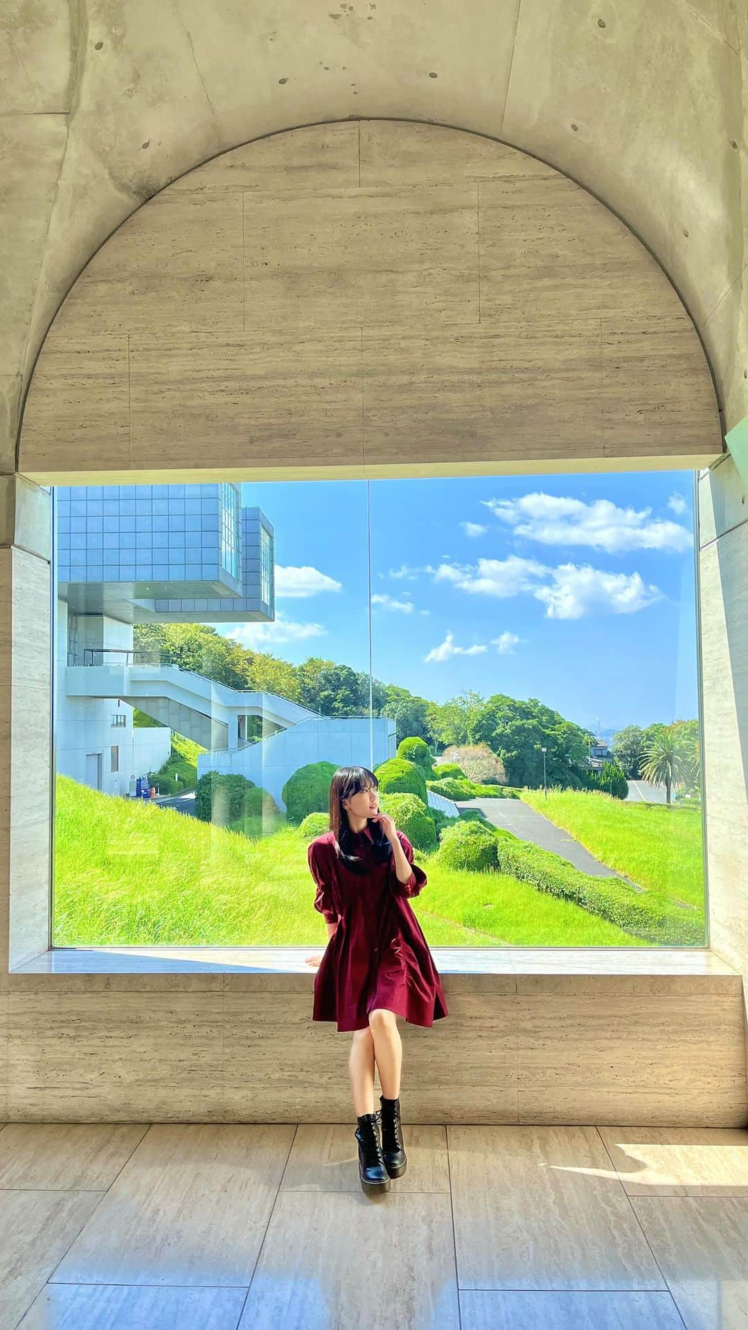 上田理子のインスタグラム：「おしゃれな空間にいると ポーズまでおしゃれになるよね〜〜 #おしゃれ女子 ()」