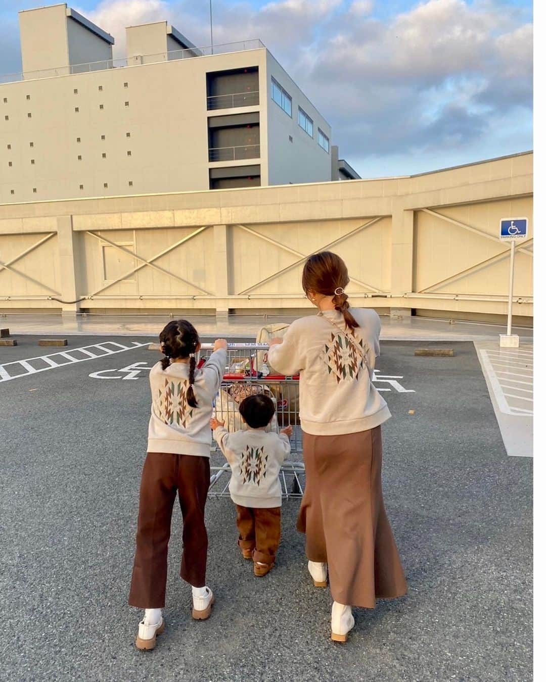 satomiさんのインスタグラム写真 - (satomiInstagram)「🤍🤎  やっと3人で着られた お揃いスウェット🧸  背中の刺繍が可愛いの🤍🤍  1枚目なんでふうとが泣き笑い しているかというと… りいなのとらの人形を やっと貸してもらえたからです🐯 （2枚目は貸してもらう前で激オコ笑）  🧒🏻 tops #しまむら #talbyyumi pants #バースデイ #teteatete  shoes #おさがり  👧🏻 tops #grshimamura  #talbyyumi pants #楽天  shoes #shein  👩🏻 tops #しまむら #talbyyumi  skirt  #gu boots #しまむら  #8歳 #1歳11ヶ月 #生後23ヶ月 #令和3年ベビー #6歳差 #6歳差姉弟 #姉弟 #小学生 #小学2年生 #小2 #riina93linkcode #リンクコーデ  #姉弟コーデ #姉弟リンクコーデ #親子リンクコーデ #淡色コーデ #プチプラコーデ  #お揃いコーデ #スウェット #スウェットコーデ」12月5日 20時53分 - riina.93