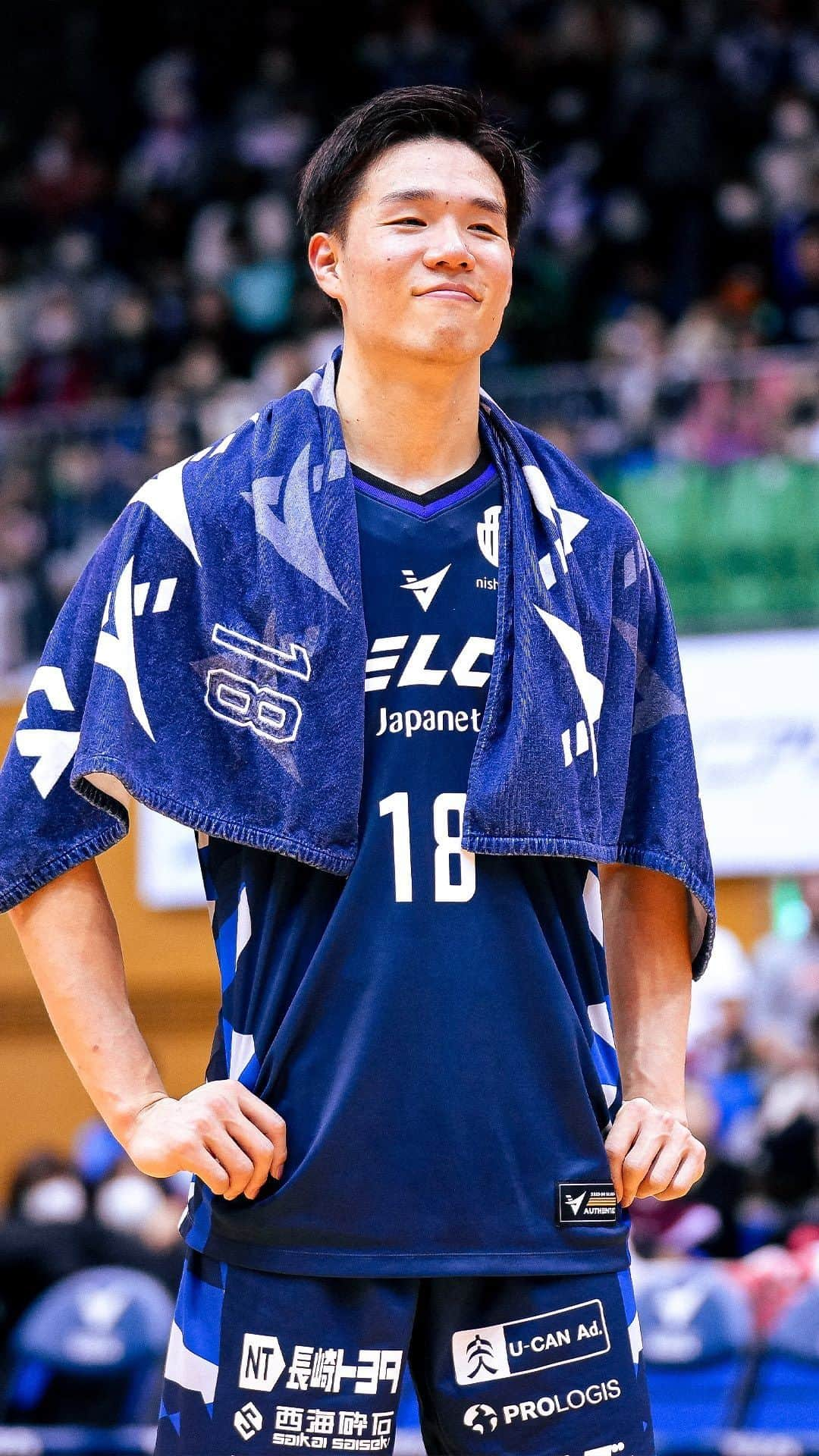 B.LEAGUEのインスタグラム：「BABA BOOMからの紳士ムーブ💥🤝  長崎#18 #馬場雄大 (SG・SF｜196cm)  #長崎ヴェルカ #Bリーグ」