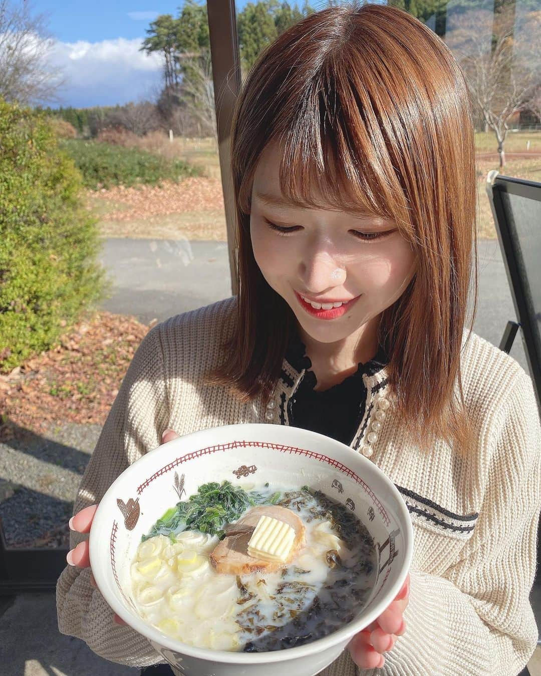 佐藤朱のインスタグラム：「牧場でラーメン🥛🐄 どんぶりの絵柄も可愛い〜！ . tbcテレビでは6日19時から ラーメン王子GPが放送されますよ！🍜 #小岩井農場 #岩手 #岩手グルメ #ラーメン #まきばのラーメン」