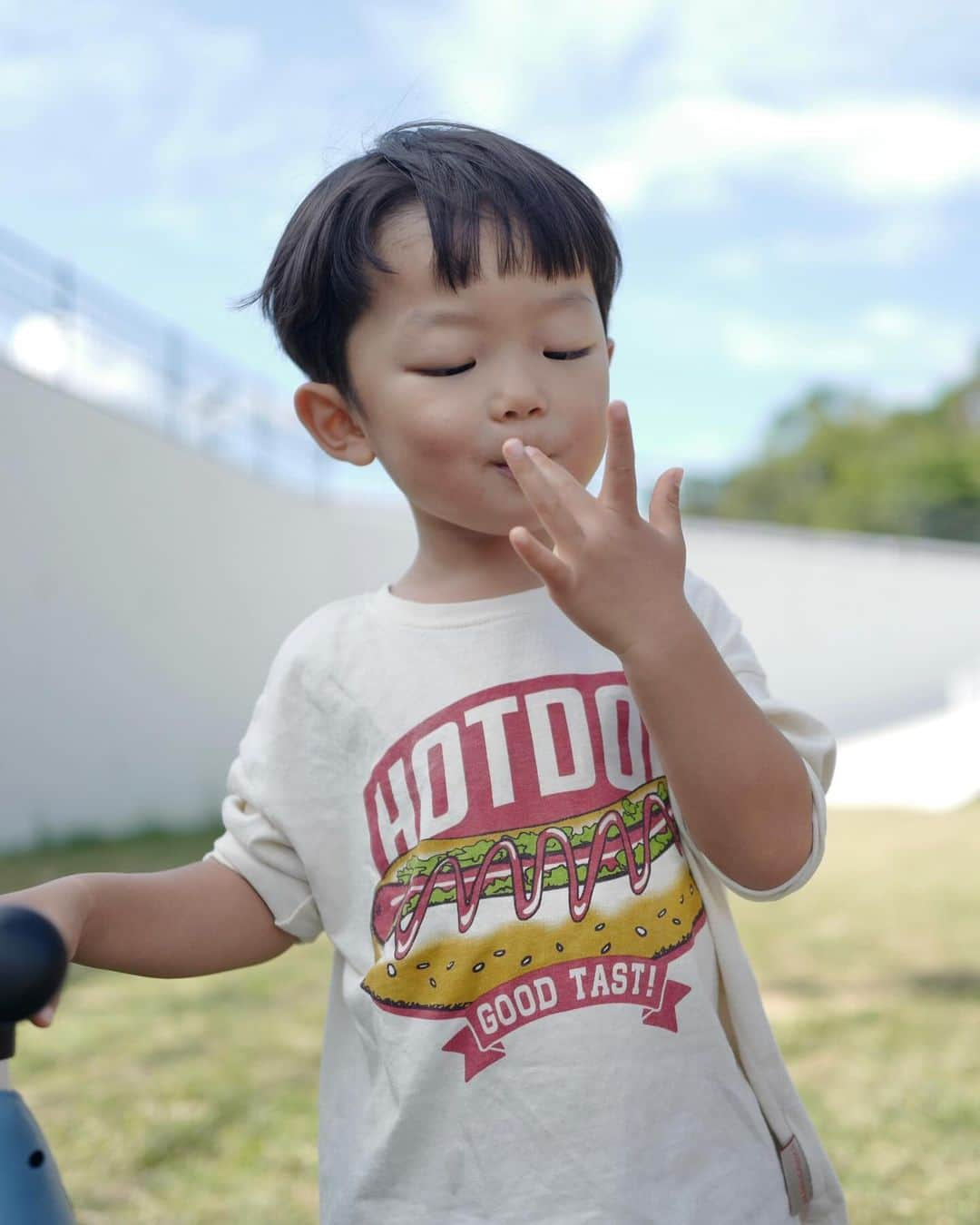 武智志穂さんのインスタグラム写真 - (武智志穂Instagram)「待って待って。 もしかしたらココ、うっかり #武智志穂のおきなわのすすめ でご紹介してなかったかもしれへん💦 ちょこちょこ登場してたとは思うけど、改めておすすめさせて下さい😋  今回おすすめする @tesio_sausage は、コザにあるとびきり美味しいハム・ソーセージ屋さん。 店内には那覇にある“飲む”にまつわる専門店 @liquid_okinawa のコーナーもあります。 そう！食いしん坊にはたまらないお店です！！  更には、焼きたて作りたての美味しいソーセージのホットドッグ&たっぷりとハムが入った絶品ホットサンドもテイクアウトすることができます🌭🥪 海や公園などに遊びに行く前に寄るの、おすすめ〜！ ここのホットドッグが大好きなえいけんは、手についたソースまで嬉しそうにペロリ❤️ （後半の写真は、TESIOさんからもすぐ近くのコザ運動公園です。子どもが喜ぶ遊具沢山！）  我が家はお祝いのお返しや、お歳暮でもお世話になっています。 県外発送もされているので、ご自宅用にはもちろん、大切な方への贈り物にもおすすめです🎁  #沖縄観光 #沖縄グルメ #沖縄旅行 #沖縄移住 #えいけんdiary」12月5日 21時04分 - shiho_takechi