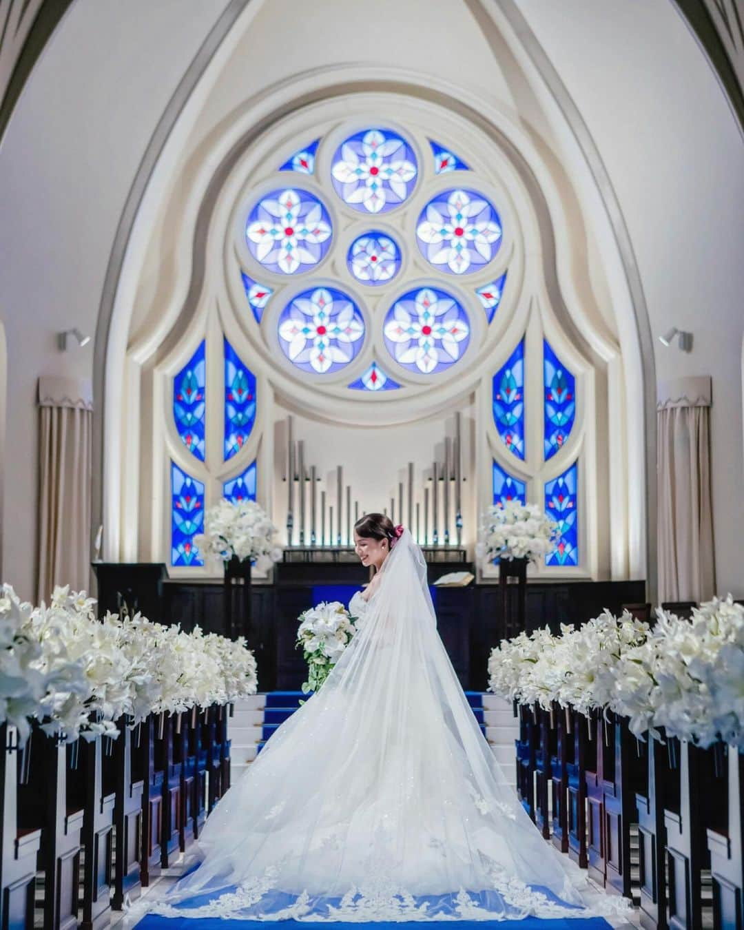 黒田真友香さんのインスタグラム写真 - (黒田真友香Instagram)「チャペル撮影💐 アニヴェルセルといえば！のロイヤルブルーのバージンロード。  ふわっとなびくベールに ステンドグラスからさす光が素敵🥰  #ブライダルモデル#フリーランスモデル#プレ花嫁#ウェディング#洋装前撮り #結婚式コーデ #結婚式準備 #ウェディングドレス #ウェディングフォト #フォトウエディング #カラードレス#ブライダルメイク #ブライダルヘア」12月5日 20時56分 - kurodamayukaxx