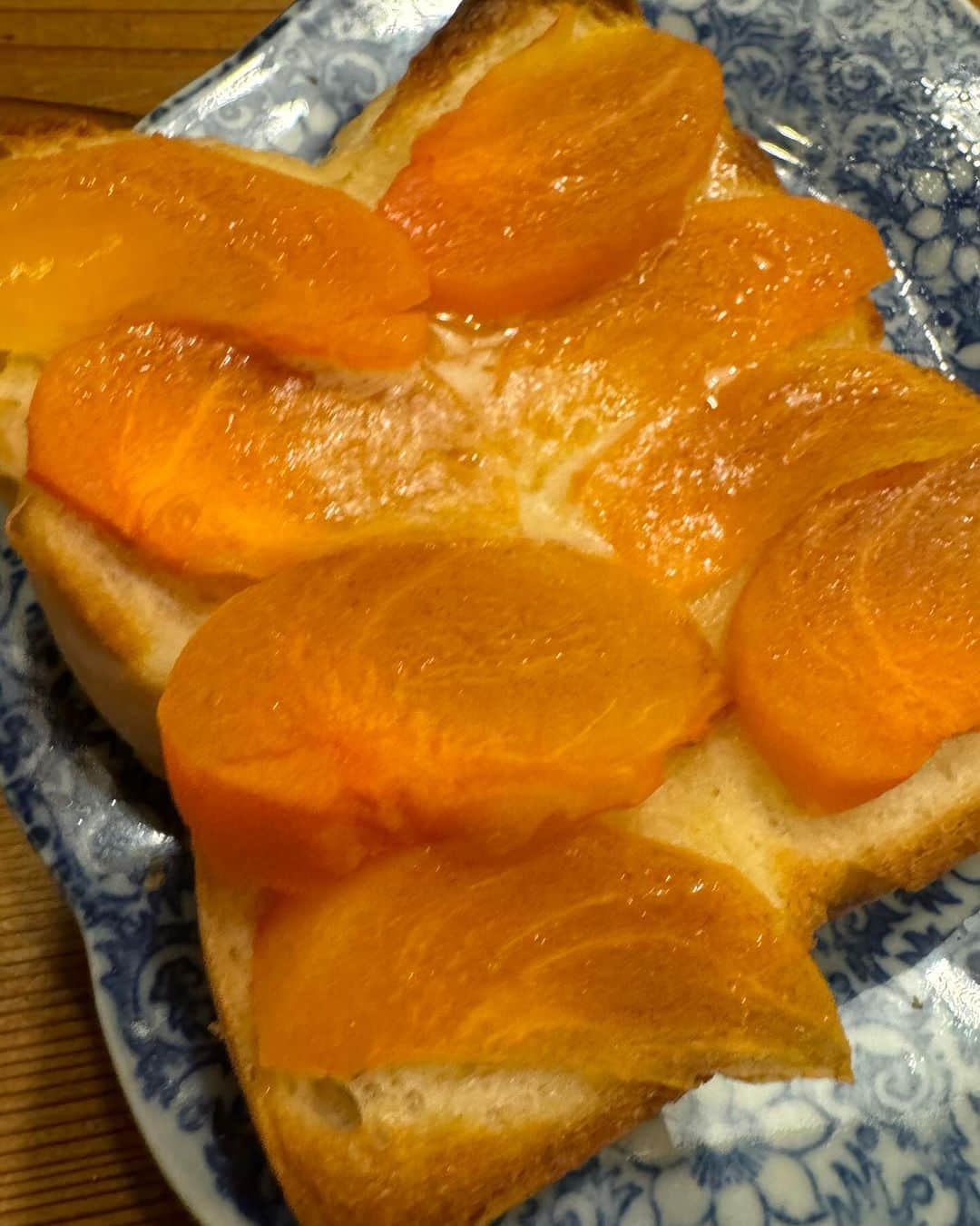 河瀬直美さんのインスタグラム写真 - (河瀬直美Instagram)「お家に居ると ついつい美味しいのんを作ってしまう。脚本書くために引きこもってるのに…ついついつくる。あかん、美味しいのん、食べすぎたら太るやん。  帆立と椎茸のご飯 柿バターのトースト  うーん 薪ストーブで焼きリンゴ作ろうかどうしようか迷ってる、いま  When I'm at home, I always find myself making delicious things. Even though I'm staying home to write a script...I end up making something. It's bad though, all these delicious things, if I eat too many I'll get fat.  Scallop and shiitake mushroom rice Persimmon butter toast  Umm I'm having trouble trying to decide whether or not to bake some apples with my woodfire stove, now.  #なおみ食堂 #無水鍋 #最高です #オリーブオイル #ローズマリー #最強っす #naomidiner  #waterlesspot  #isawesome  #oliveoil  #rosemary  #thebest」12月5日 20時57分 - naomi.kawase