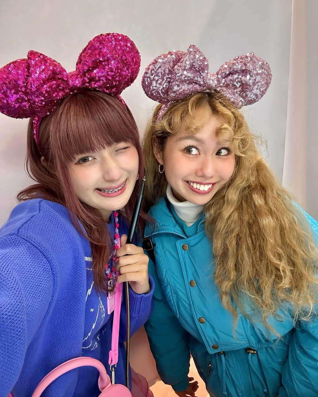 のインスタグラム：「念願の、、、！ ぺこちゃんとランチ🍴💕 ほんっとーに楽しかった🫶🏻🫶🏻  昔から本当に尊敬する所ばかりでずっと憧れで、私はどうしてぺこちゃんみたいにキラキラになれないんだろうって凹んでたくらい笑、絶対追いつけないカリスマ的存在で🥺💗  でも、自分がもってる切り札でどうにか色々工夫して 面白いもの作っていたら、その動画がぺこちゃんに届いていたという奇跡...🥹✨✨✨✨! 7年前の自分、見てるかー！？！👀🥹  話していてもずっと私の事褒めてくれて、なんて素敵な人なんだろうと...💓💓  ワガママ言って、私が持参したカチューシャつけてくれたしプリも撮ってもらっちゃった🙈💖笑 可愛すぎたーー💜☺️☺️☺️」