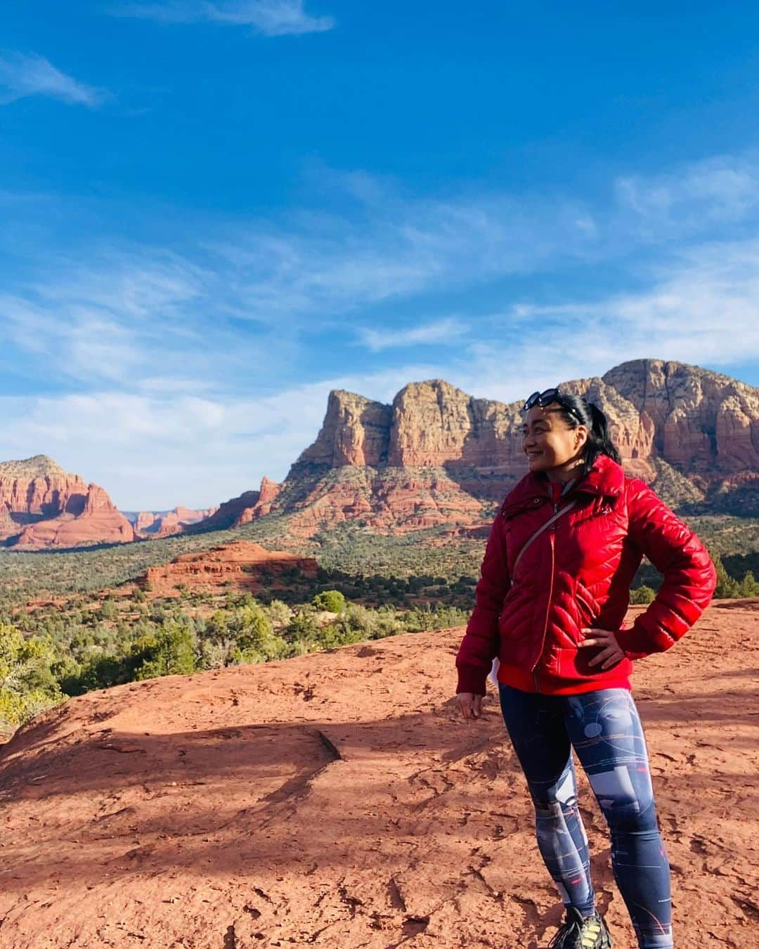 里村明衣子さんのインスタグラム写真 - (里村明衣子Instagram)「アリゾナ州セドナへ⛰️ 15年くらい前、北斗晶さんのblogを見てセドナに行きたくなったのがきっかけです。 車じゃないと辿り着けない場所。 とてもエネルギーの強い場所です。 全く知らない土地だったので、8年前は日本人宿に泊まりフェニックス空港から送迎の手配をお願いしたりしてセドナを教えてもらいました。 何度か足を運ぶ度に人の手を借りずに来れるようになりました❗️ 昨年からラスベガスでレンタカー借りて6-7時間運転しての一人旅🚗へ。 ここにくると自分の考えがちっちゃく思えて、壮大なチャレンジをしたくなる。 2023.12.3 #sedona #Arizona #アメリカ　 #弾丸旅  #ベルロック」12月5日 20時59分 - meiko_satomura