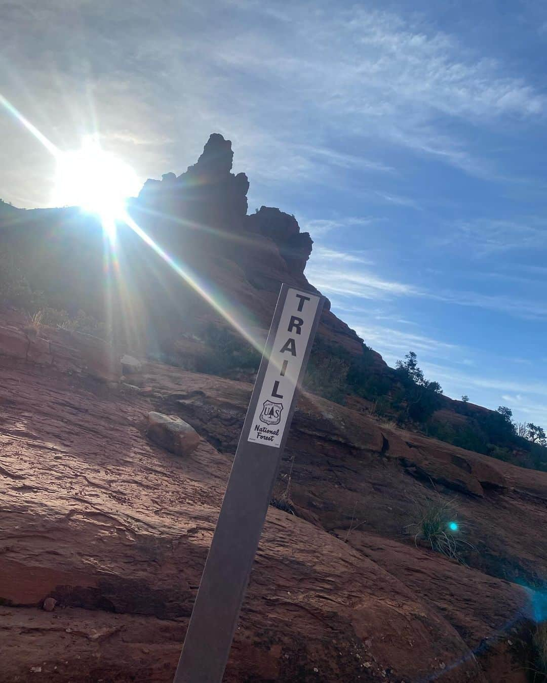 里村明衣子さんのインスタグラム写真 - (里村明衣子Instagram)「アリゾナ州セドナへ⛰️ 15年くらい前、北斗晶さんのblogを見てセドナに行きたくなったのがきっかけです。 車じゃないと辿り着けない場所。 とてもエネルギーの強い場所です。 全く知らない土地だったので、8年前は日本人宿に泊まりフェニックス空港から送迎の手配をお願いしたりしてセドナを教えてもらいました。 何度か足を運ぶ度に人の手を借りずに来れるようになりました❗️ 昨年からラスベガスでレンタカー借りて6-7時間運転しての一人旅🚗へ。 ここにくると自分の考えがちっちゃく思えて、壮大なチャレンジをしたくなる。 2023.12.3 #sedona #Arizona #アメリカ　 #弾丸旅  #ベルロック」12月5日 20時59分 - meiko_satomura