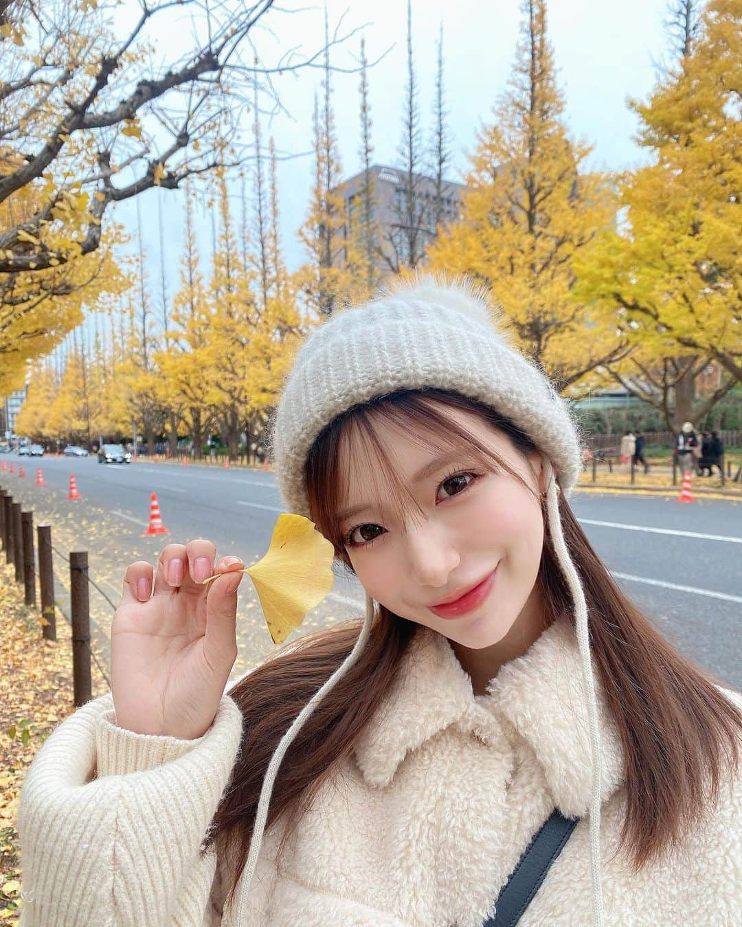 星島沙也加のインスタグラム：「お散歩🍁🍁 #いちょう並木 #銀杏並木」