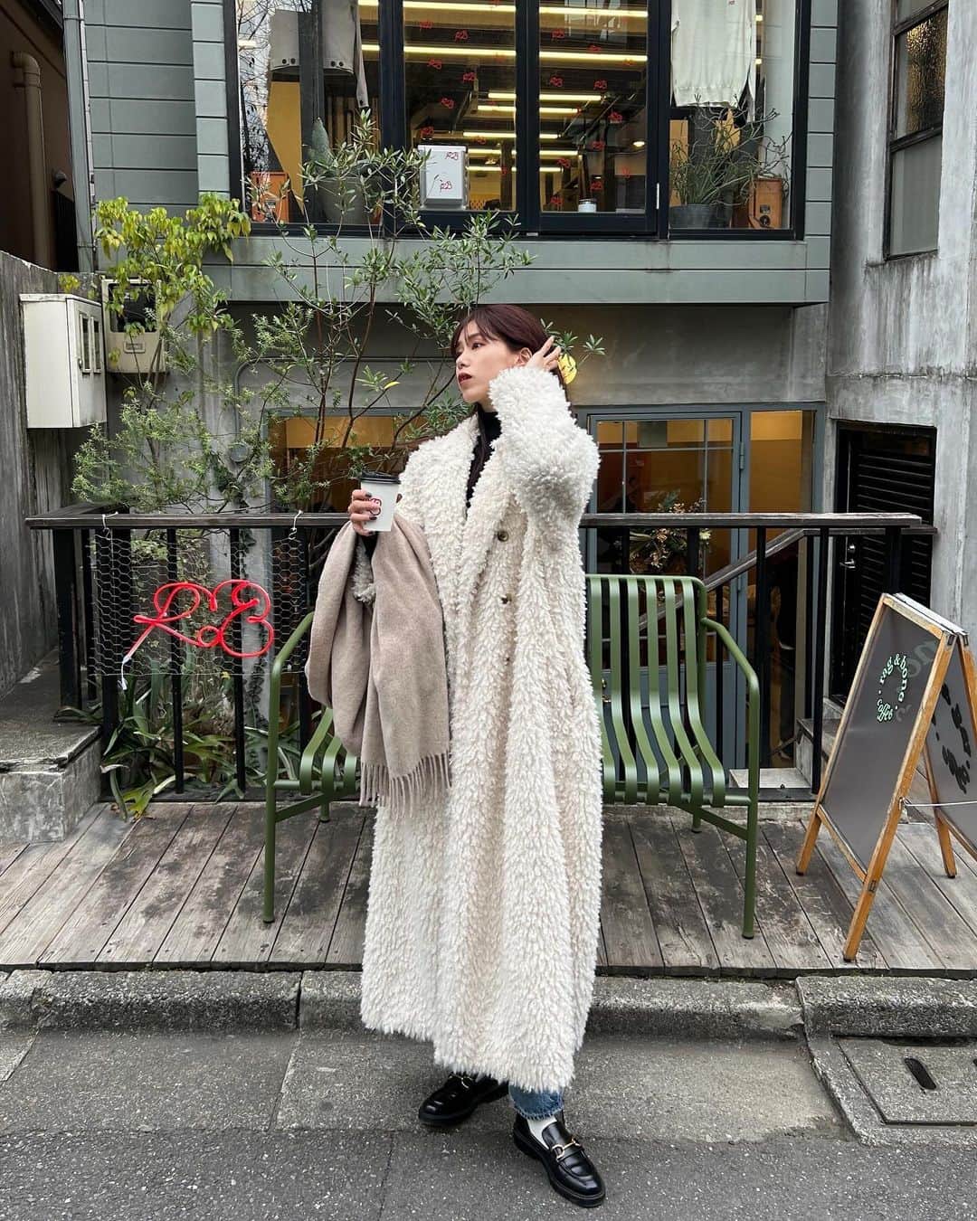 木下桜のインスタグラム：「. ストーリーで好評やったコーデ🐏 急に冬らしくなってきたね、、🧣♡ #yo__style   表参道行くと必ず寄っちゃう お気に入りカフェ☕️ フォロワーさんも行ってくれてる🫶🏻嬉」