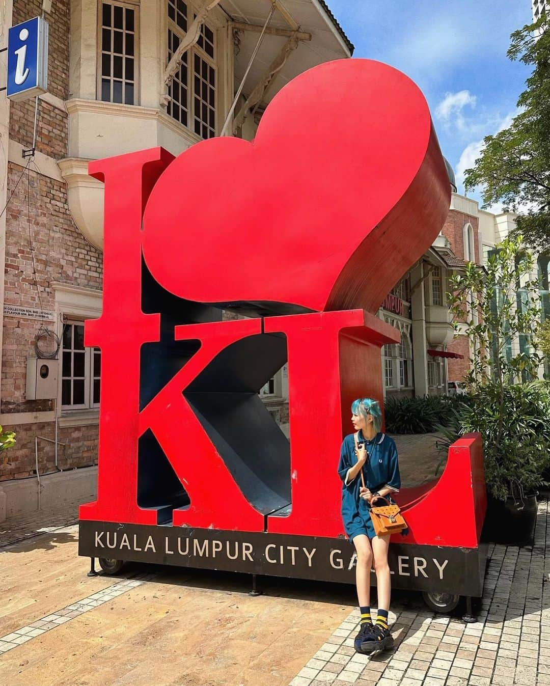 秋山衣梨佳のインスタグラム：「❤️🏛️🥐 　 　 Ke KL CITY GALLERY🏛️ Ada pameran tentang Kuala Lumpur. Sebuah muzium kecil. Dulu ada bayaran masuk, tapi sekarang percuma 👍  Terdapat sebuah kafe di tingkat satu di sini, dan baunya seperti mentega roti🤤  Saya mempunyai latte yang lazat dan gulungan kayu manis yang lazat.  　 　 I♡KLの場所、KL CITY GALLERYへ🏛️ Kuala Lumpurについての小さな博物館。 前は入場料必要だったみたいやけど今は無料👍  ここの1階がカフェやねんけど パンのバターのいい香りしすぎ🤤🧈 このカフェ、年内で移転しちゃうらしい。 カフェラテとシナモンロール美味しかった✌️ 良いマレーシアの観光スポット🇲🇾 　 　 #KL#KualaLumpur#Malaysia#klcitygallery#kicg#klcgconfectionerybakery#マレーシア#マレーシア旅行#マレーシア観光#ちゃりと芸術巡り」