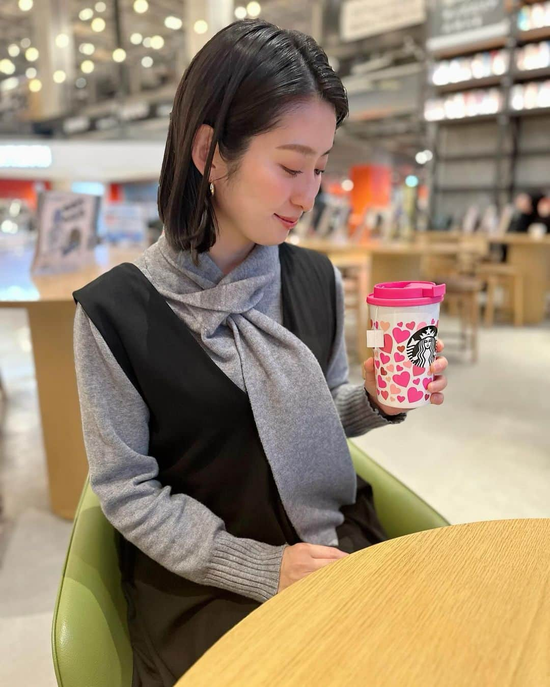 木本史子のインスタグラム：「⁡ ⁡ ⁡ 今日は親友とスタバ☕️✨ ⁡ ⁡ 私がひたすら近況報告してた‪‪‪w‪w‪w ⁡ ⁡ 今日はマフラー巻いてるみたいに見えるニットを着てたよ🧣💕 ⁡ ⁡ @fleuraccesories  ⁡ ⁡ ホームクリーニングできます♥️ ⁡ ⁡ ふわふわ素材で着心地よきです✨ ⁡ ⁡ ⁡ ⁡ ⁡ ⁡ ⁡ ⁡ ⁡ ⁡ ⁡ #coordinate #コーディネート  #outfit #fashion #fashionista  #ママ #ママコーデ #ファッション #京都 #kyoto #2児ママ #5歳児ママ #12歳児ママ」