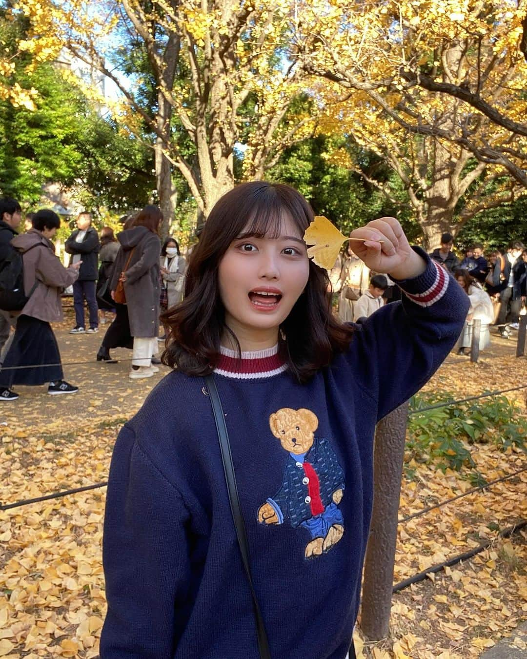 佐藤かれんさんのインスタグラム写真 - (佐藤かれんInstagram)「今年もみにいけたー！！！🍁 意外とまだ来週まではありそうな予感…？？  SHEINの感謝祭だからまたまたぜんしーんこーで！ このくまかわいい！  🧸sz2310318144204872  #SHEIN #SHEIN購入品　#SHEIN感謝祭　#感謝祭 #外苑前 #外苑前いちょう並木 #外苑前いちょう並木通り #いちょう並木　#autumnvibes🍁 #cherimi #SHEINforAll #SHEINGoodFinds #loveshein #saveinshein #SHEIN冬の感謝祭　#おでかけ #お出かけスポット #japanesegirl #スタバホリデー #いちょうブーケ #bestjapanpics #photojapan #ginkgo #ginkgotree」12月5日 21時01分 - berobero_baaa