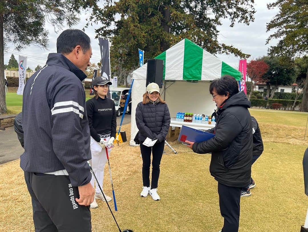 清澤恵美子さんのインスタグラム写真 - (清澤恵美子Instagram)「焼肉トラジマスターズ2024 スポーツチャリティに参加させていただきました！！最高に楽しかったです☺️ スコアは聞かないでください😂 家族でトラジの焼肉は大好きなので参加出来ることにとても嬉しく、感謝の気持ちでいっぱいです。 そしてゴルフを通じてチャリティの一助となれることにも感謝します☺️ ありがとうございました！！ ゴルフの様子は2024.1.7 （日）16:00-17:15 テレビ東京系6局ネットで放送予定です🙌 #焼肉トラジ　#焼肉トラジランチ  美味しかった　  中畑清さん最高に面白かった^ ^ 本多弥麗プロ、ずっとずっと教えてくださった🥹 安藤さんありがとうございました^ ^ チームに恵まれてナイスショットも出ましたよ（自画自賛）」12月5日 21時01分 - kiyosawaemiko