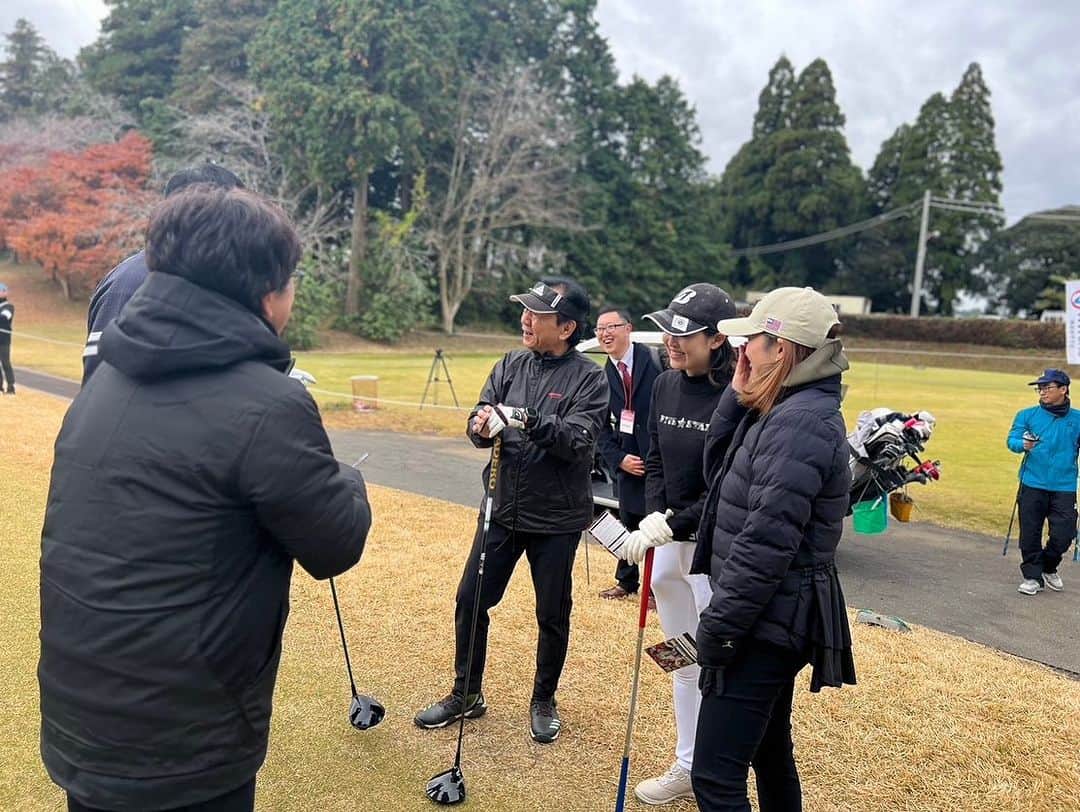 清澤恵美子さんのインスタグラム写真 - (清澤恵美子Instagram)「焼肉トラジマスターズ2024 スポーツチャリティに参加させていただきました！！最高に楽しかったです☺️ スコアは聞かないでください😂 家族でトラジの焼肉は大好きなので参加出来ることにとても嬉しく、感謝の気持ちでいっぱいです。 そしてゴルフを通じてチャリティの一助となれることにも感謝します☺️ ありがとうございました！！ ゴルフの様子は2024.1.7 （日）16:00-17:15 テレビ東京系6局ネットで放送予定です🙌 #焼肉トラジ　#焼肉トラジランチ  美味しかった　  中畑清さん最高に面白かった^ ^ 本多弥麗プロ、ずっとずっと教えてくださった🥹 安藤さんありがとうございました^ ^ チームに恵まれてナイスショットも出ましたよ（自画自賛）」12月5日 21時01分 - kiyosawaemiko