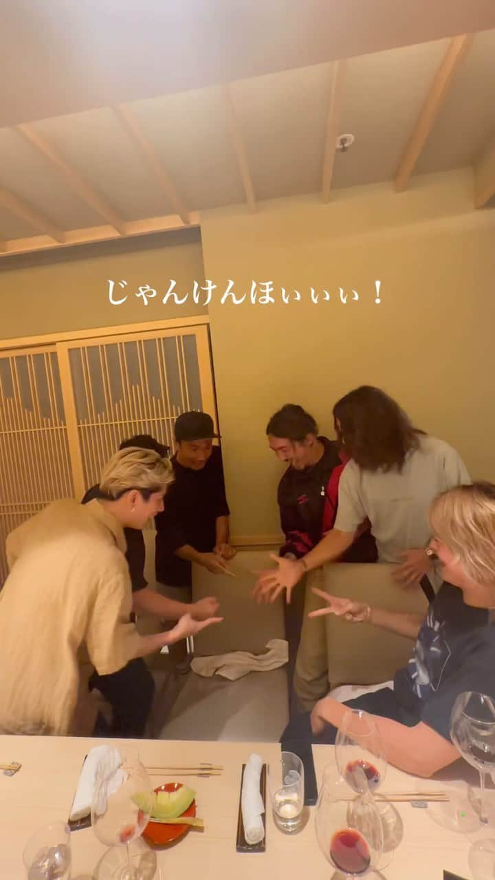 Tomoyaのインスタグラム：「先月の香港 day2 震えるお会計から一夜。 寿司屋でのお会計は果たしてどうなる…？  どうぞ✊✌️✋   #oneokrock #drummer #dayoff #男気じゃんけん #腹痛い #アッパーブロー」