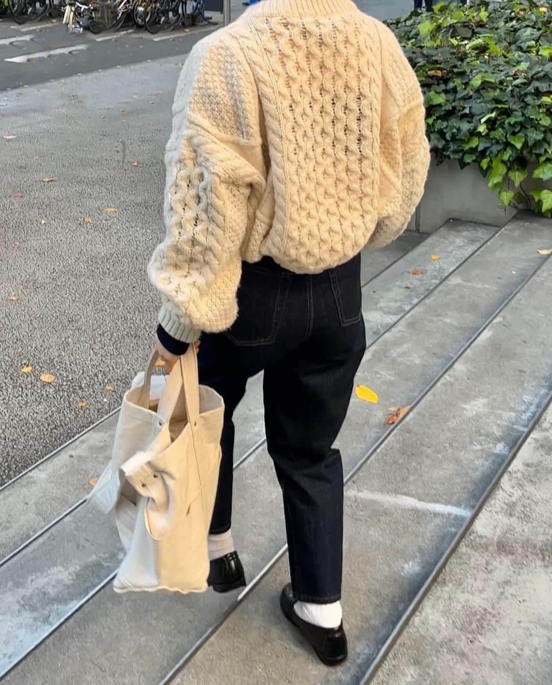 さいとうなるさんのインスタグラム写真 - (さいとうなるInstagram)「👖🐑  今日はとっても寒いね . ケーブルニットにテーパードデニム bgaはyaecaのキャンバスバッグ📚 . . bag... @yaeca.ikkaku  shoes... @ghbass  . . .  #ファッジ #クルーエル #古着 #クルーエル女子 #fudge #fudge部 #cluel  #フレンチガール #ファッション#fashion#ootd#日々#シンプル#シンプルコーデ#メンズライク #冬コーデ#メンズライクコーデ#トラッドコーデ#プレッピースタイル#ケーブルニット#ニット#ニットコーデ#テーパードデニム#デニムコーデ#ワイドパンツ#ワイドデニム#yaeca#ヤエカ#ghbass#ローファー」12月5日 21時02分 - naru060708