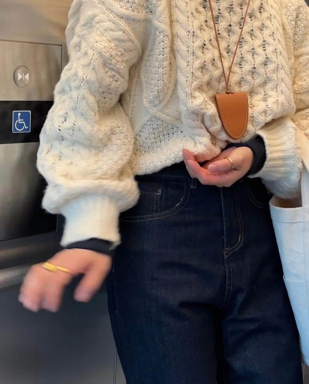 さいとうなるさんのインスタグラム写真 - (さいとうなるInstagram)「👖🐑  今日はとっても寒いね . ケーブルニットにテーパードデニム bgaはyaecaのキャンバスバッグ📚 . . bag... @yaeca.ikkaku  shoes... @ghbass  . . .  #ファッジ #クルーエル #古着 #クルーエル女子 #fudge #fudge部 #cluel  #フレンチガール #ファッション#fashion#ootd#日々#シンプル#シンプルコーデ#メンズライク #冬コーデ#メンズライクコーデ#トラッドコーデ#プレッピースタイル#ケーブルニット#ニット#ニットコーデ#テーパードデニム#デニムコーデ#ワイドパンツ#ワイドデニム#yaeca#ヤエカ#ghbass#ローファー」12月5日 21時02分 - naru060708