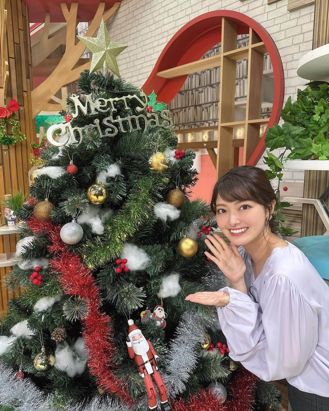 遠野愛のインスタグラム：「今週からスタジオがクリスマス仕様に🎄 ツリーがあると一気に雰囲気が華やかになります✨ ADちゃんたちが一生懸命飾りつけてくれたそう！ ありがとう〜🥰 きのうのアイキャッチは街で会えるサンタさんについて紹介しました！ いくつになってもワクワクするなあ♡  #クリスマス　#ツリー #アナウンサー #サンタさん #サンタ　#有田サンタプロジェクト #サンタタクシー #ポインセチア #christmas #tree #santaclaus #福岡 #佐賀」