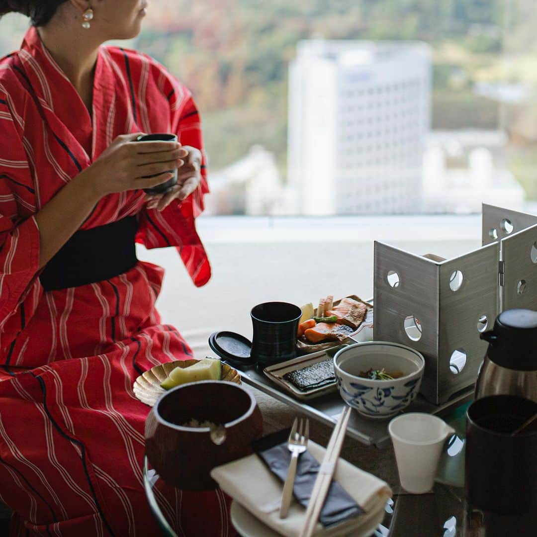 ザ・プリンスギャラリー 東京紀尾井町のインスタグラム：「お部屋で"和"を感じるひととき。  A moment to feel "🇯🇵" in your room.  Share your own images with us by tagging @princegallerytokyokioicho  ————————————————————— #theluxurycollection #princehotels #tokyohotel #marriottbonvoy #theprincegallerytokyokioicho #tokyohotelstay #ザプリンスギャラリー東京紀尾井町 #東京ホテル #ホテルステイ #東京ホテルステイ」