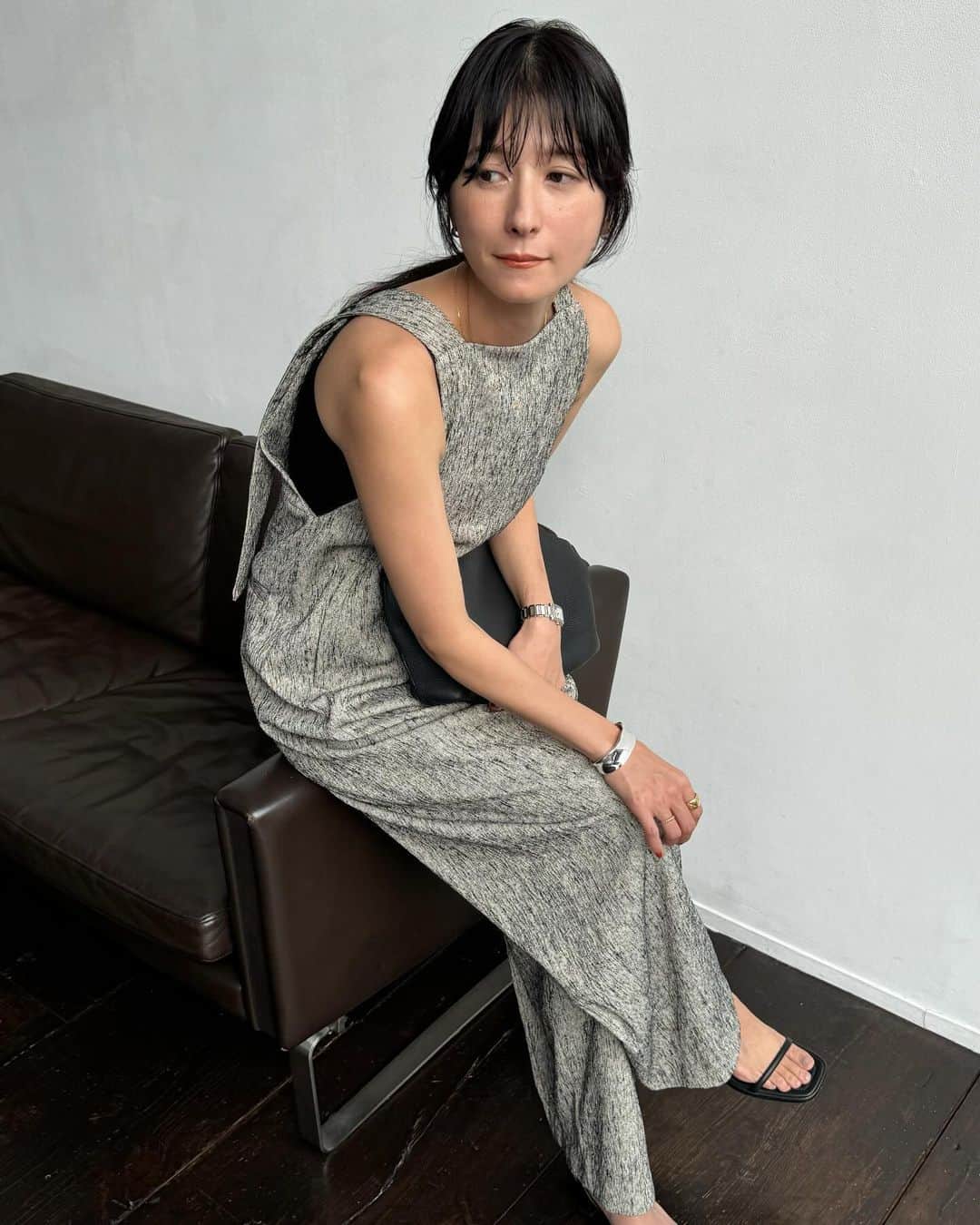 松本恵奈のインスタグラム：「こちらのサロペットPTも24ss先行予約アイテムです♡ めちゃくちゃ可愛いです🥺 COCOON SALOPETTE PANTS. メンズライクなツナギのようなサロペット。 コンパクトなトップからパンツにかけてワイドに仕上げ、 裾にダーツをいれることで動きのあるコクーンシルエットに仕上げています。 ナチュラルなライトベージュにカラーのネップ糸をMIXした表情豊かな凹凸 感ある素材がポイントの一枚に仕上げました♡首元は少し高めの位置から始まるよう設定することで、 ラフなサロペットをモードな印象でご着用いただけます。 肩紐は後ろのボタンで調節する事が出来るので長さも気分で変えれるところも嬉しいポイント☺️ 調節のボタンより下に⻑めに垂れた肩紐がシンプルなバックスタイルに動きをプラスし、コーデのアクセントになってくれます。 私はこのmixカラーは絶対欲しいリストに既に入れてます✌🏻 こちらも是非、お楽しみに！ #clane #24ss #先行予約アイテム #clane24sspreorder」