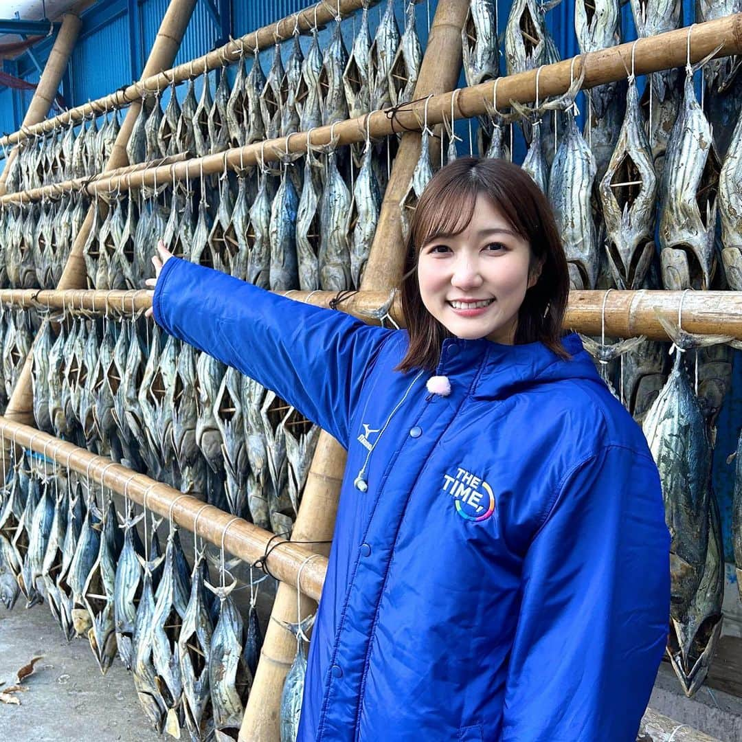 山﨑加奈さんのインスタグラム写真 - (山﨑加奈Instagram)「・ 昨日のTHE TIME,中継🌊 西伊豆町の『潮かつお』についてお伝えしました🐟  昔から神様へのお供え物として作られていて、西伊豆では「正月魚(しょうがつよ)」として玄関に飾る風習が残っています🎍 そして潮かつおはなんと1300年ほど前の奈良時代に生まれた保存食！古き良き伝統がこの地域にのみまだ伝わっているんですよ〜☺️  年始のお供に潮かつお、皆さんもいかがですか〜？🫶✨ ・ #thetime_tbs  #西伊豆町 #静岡観光 #西伊豆グルメ #潮かつお #潮鰹 #お正月飾り #お正月料理 #年始の準備 #アナウンサー #山﨑加奈」12月5日 21時15分 - kana_yamazaki_sbs