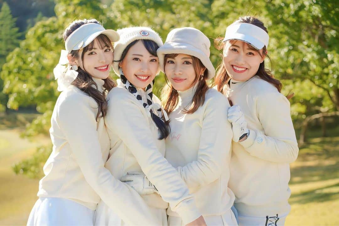 はるのインスタグラム：「⑅∙˚� インスタゴルフ部 @instagolfclub_official ×T&R @tandr_golf コンペ⛳️  安定のあすかちゃん、おちづちゃんと🫶 ごまちゃんとは初めまして✩*ﾟ  前半はホワイトのお揃いのコーデで🤍  加茂ゴルフ倶楽部難しかったけど85で女子ベスグロ✨ あと1打で総合ベスグロタイだったから悔しい💭  またみんなでラウンドしたいな⛳️🩷  #ゴルフ女子 #ゴルフ #golf #golfstagram #ゴルフ好きと繋がりたい #ゴルフウェアコーデ #ゴルフコーデ #ゴルフ好き #ゴルフスイング #ゴルフバカ #ゴルフ女子コーデ #ゴルフ場 #ゴルフラウンド #ゴルフウエア #golfgirl #instagolf #팔로우미 #골프 #高尔夫球 #ワンピース #90切り #80切り #100切り #ゴルフスイング  #スイング動画 #golfswing #ビジョビ #ホワイトコーデ #オソロコーデ #リンクコーデ #インスタゴルフ女子」