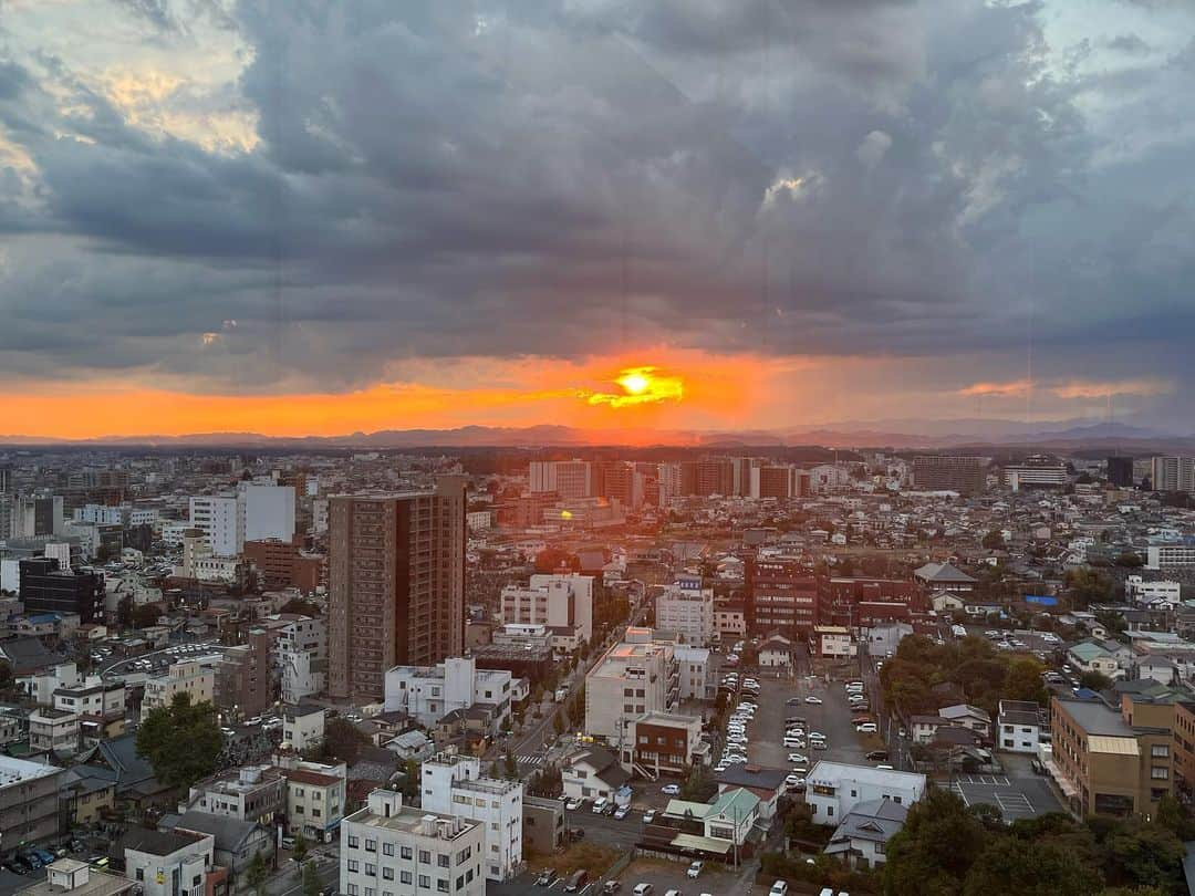 菊池柚花さんのインスタグラム写真 - (菊池柚花Instagram)「. 栃木県庁からの景色を皆さんにお裾分け🌙 今年8月に“日本夜景遺産“ に認定されました！  県庁15（いちご）階からこんなに美しい景色を一望できて、 栃木県民にはお馴染みの八幡山公園や宇都宮タワーも見えます🗼  時間帯に合わせて表情を変える栃木の夜景🌃 県庁の展望ロビーは一般開放しているので、私もプライベートでまた遊び行こうかな☺︎  そして明日、14時から 栃木県警察 年末の交通安全県民総ぐるみ運動 一日交通部長委嘱式・出発式 にお邪魔します👮🏻  会場は、宇都宮市宮みらい宇都宮駅東口交流広場1階です！  他県では所有していない珍しいパトカーやバイクなどの撮影も可能です📸  お時間ある方はぜひ暖かい服装で遊びにきてくださいね🫶🏻」12月5日 21時16分 - kikuchiyuuka