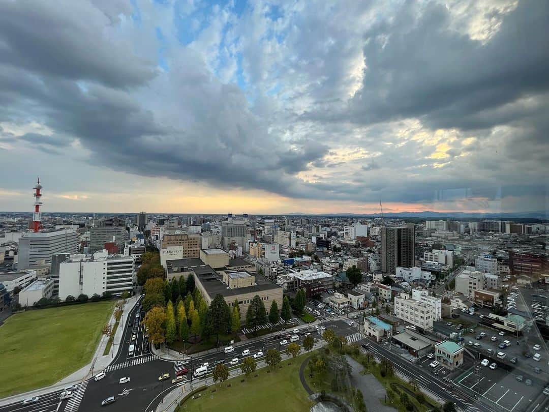 菊池柚花さんのインスタグラム写真 - (菊池柚花Instagram)「. 栃木県庁からの景色を皆さんにお裾分け🌙 今年8月に“日本夜景遺産“ に認定されました！  県庁15（いちご）階からこんなに美しい景色を一望できて、 栃木県民にはお馴染みの八幡山公園や宇都宮タワーも見えます🗼  時間帯に合わせて表情を変える栃木の夜景🌃 県庁の展望ロビーは一般開放しているので、私もプライベートでまた遊び行こうかな☺︎  そして明日、14時から 栃木県警察 年末の交通安全県民総ぐるみ運動 一日交通部長委嘱式・出発式 にお邪魔します👮🏻  会場は、宇都宮市宮みらい宇都宮駅東口交流広場1階です！  他県では所有していない珍しいパトカーやバイクなどの撮影も可能です📸  お時間ある方はぜひ暖かい服装で遊びにきてくださいね🫶🏻」12月5日 21時16分 - kikuchiyuuka