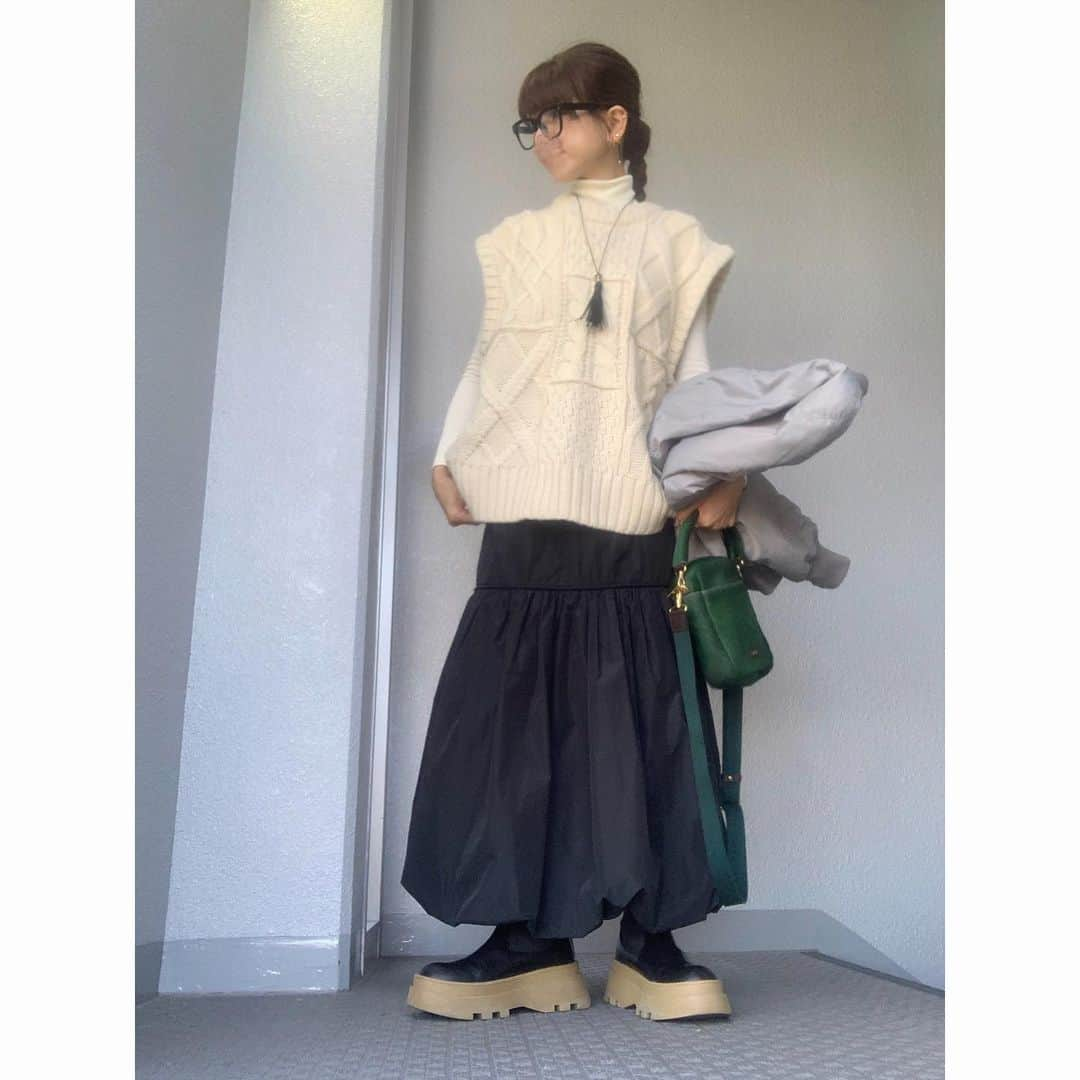 chieminsさんのインスタグラム写真 - (chieminsInstagram)「最近の🐼コーデ🤍‧✧̣̥̇‧  お仕事の日はほぼパンツ👖 @hm のスウェットパンツは3色目を🤭  この前の休日は古着屋さん巡り～ 久々行ったら楽しくて掘り出し物いっぱい見つけた‧✧̣̥̇·͜·  ungridのデニムをあんまり穿かなくて手放したんだけど… やっぱり欲しくて迷ってたら、なんと古着屋さんにあった🥹‧✧̣̥̇‧  こんなことあるんだな~感動‧✧̣̥̇‧  #code  #coordinate #ootd #outfit #mylook #ママコーデ#156cmコーデ #uniqlo #searoomlynn #todayful #モノトーンコーデ #adametrope #aere #chiiiibag #miumiu #hm #milaowen #newbalance」12月5日 21時17分 - chery0131