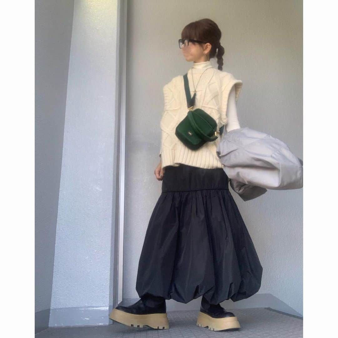 chieminsさんのインスタグラム写真 - (chieminsInstagram)「最近の🐼コーデ🤍‧✧̣̥̇‧  お仕事の日はほぼパンツ👖 @hm のスウェットパンツは3色目を🤭  この前の休日は古着屋さん巡り～ 久々行ったら楽しくて掘り出し物いっぱい見つけた‧✧̣̥̇·͜·  ungridのデニムをあんまり穿かなくて手放したんだけど… やっぱり欲しくて迷ってたら、なんと古着屋さんにあった🥹‧✧̣̥̇‧  こんなことあるんだな~感動‧✧̣̥̇‧  #code  #coordinate #ootd #outfit #mylook #ママコーデ#156cmコーデ #uniqlo #searoomlynn #todayful #モノトーンコーデ #adametrope #aere #chiiiibag #miumiu #hm #milaowen #newbalance」12月5日 21時17分 - chery0131