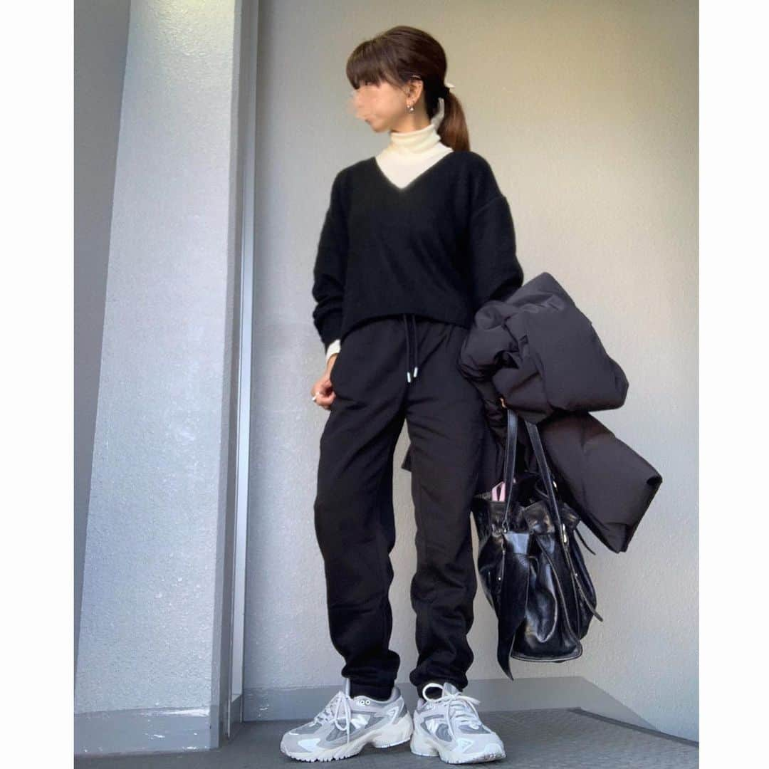 chieminsさんのインスタグラム写真 - (chieminsInstagram)「最近の🐼コーデ🤍‧✧̣̥̇‧  お仕事の日はほぼパンツ👖 @hm のスウェットパンツは3色目を🤭  この前の休日は古着屋さん巡り～ 久々行ったら楽しくて掘り出し物いっぱい見つけた‧✧̣̥̇·͜·  ungridのデニムをあんまり穿かなくて手放したんだけど… やっぱり欲しくて迷ってたら、なんと古着屋さんにあった🥹‧✧̣̥̇‧  こんなことあるんだな~感動‧✧̣̥̇‧  #code  #coordinate #ootd #outfit #mylook #ママコーデ#156cmコーデ #uniqlo #searoomlynn #todayful #モノトーンコーデ #adametrope #aere #chiiiibag #miumiu #hm #milaowen #newbalance」12月5日 21時17分 - chery0131