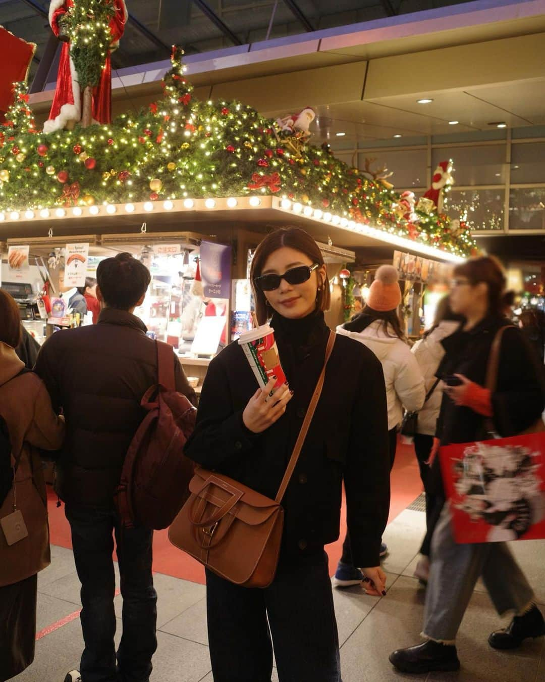 島袋聖南さんのインスタグラム写真 - (島袋聖南Instagram)「もうすぐクリスマスだね🎅✨ 最近と11月のふりかえり。 1.2 クリスマスマーケット 3 MromanPartyへ 4.5 BDディナーはノアが好きな蟹にしたよ 喜んでくれてなにより！改めて27歳おめでとう👨🏻❤️ 6クロワッサンを食すピヨ（🥐だけで3つも 7 大の字で爆睡 8 蛇とノアとその道40年のハブ達人 9 いつものイタリアンで忘年会 10 UNCHAINED 受注会 あっという間に年末だぁぁぁあー！！！」12月5日 21時22分 - seina4444