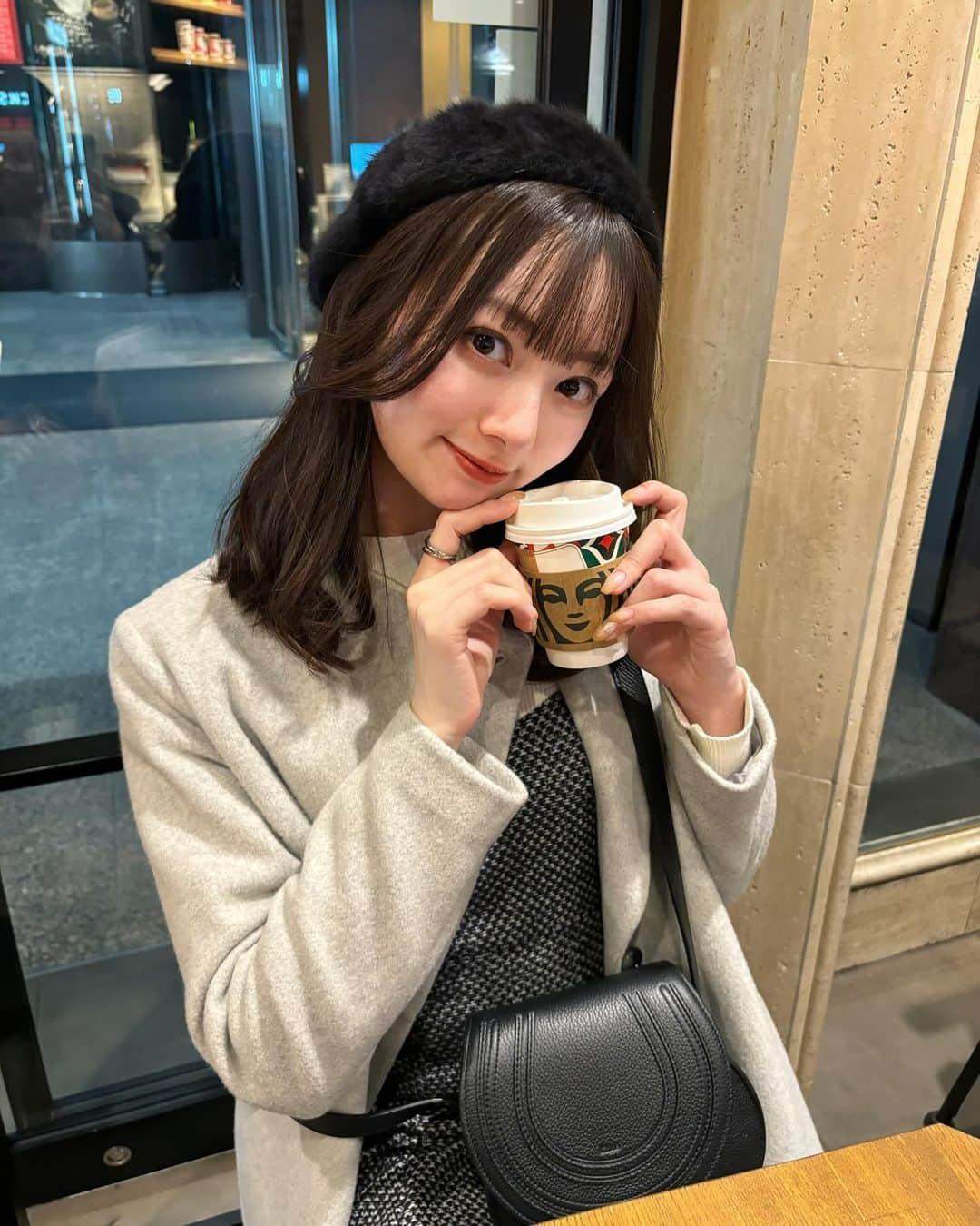 川村まりさんのインスタグラム写真 - (川村まりInstagram)「友達が可愛い可愛い言うて撮ってくれた😊😊😊 とっても冬ですねぇ。相変わらず私はベレー帽ばかり被ってます笑  すごい悲しいことがあったけど、友達と会ってる時は忘れることができる。友達ってすごいー！！！！！」12月5日 21時18分 - marimari725