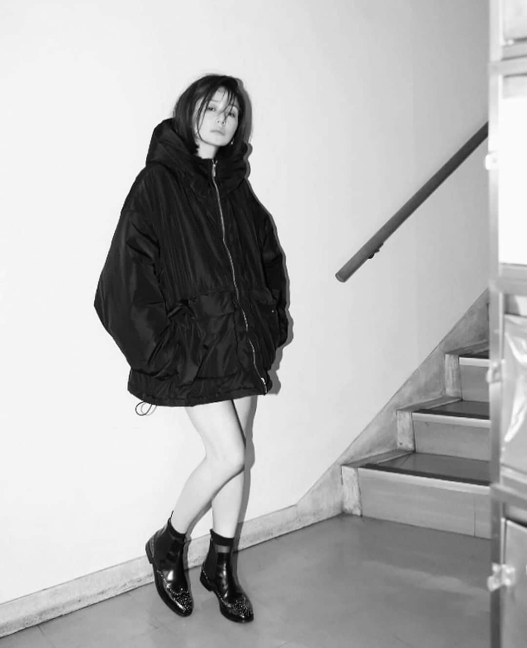 loin.officialのインスタグラム：「padding coat blouson  unisexサイズを着ているよ  #パディングコート　#ブルゾン　#ロワン 　＃black  #ladies #unisex #loin.  padding coat @loin.styles  boots @churchs」