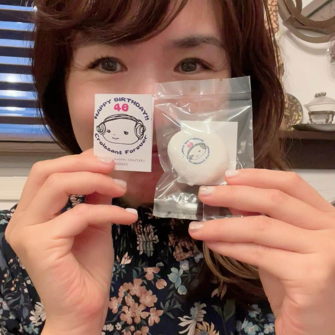 瓜生明希葉さんのインスタグラム写真 - (瓜生明希葉Instagram)「こ。これはアツい😍  クロワさんマシュマロ‼️  事務所のうり便り編集長と マネージャーが誕生日プレゼントに作ってくれました😆 いつもありがとうございます🙏  クロワさんの上に40と 華々しく記載されてるシュールさよ。  いやいや、年齢は増え続ける ダイヤのカラット数ですよ〜💎✨  改めて40歳。 いつも”機嫌良く生きる”をモットーにしていますが それに加えて40代は「全肯定」で 生きていきます。  人や物事をジャッジせず こういう考え方や見え方もあるんだなぁ とまず咀嚼する  身近なところでは こどもの発言や決断、 行動をまずは受け止める  自分の身に起こることも 起こったことが良かったこと。 毎日Yes!! と呟きながら☺️  #クロワさん  #sunandmoon2023  #iam40」12月5日 21時19分 - akiha_uryu