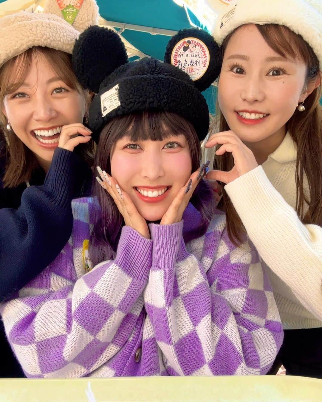 馬場ももこさんのインスタグラム写真 - (馬場ももこInstagram)「🎡 先日えみりんご　ゆめっちと ディズニーランドに行ったよう👩‍👩‍👧❤️💚 なんと！えみりんごがディズニーランドを ゆめっちと私にプレゼントしてくれたの😭🤍 本当にありがとう！！ ⁡ 楽しくって楽しくってずっと笑ってた！！ 最高の思い出🤤最高のプレゼント🎁 ⁡ ゆめっちの初ディズニーそして お誕生日おめでとうございます🎊🎂 愛に溢れた2人の人柄が大好きなのです👯‍♀️🤍🤍  気がついたら12月なってた🎄 皆様素敵な12月となりますよう願ってます🎅 ⁡ #ディズニーランド#久しぶり#楽しい #中川絵美里#ゆめっち #ゆめっち#えみりんご #思い出#プレゼント#幸せ#プレゼント #ほっこり#もうどこにでも行ける」12月5日 21時19分 - momoko.baba