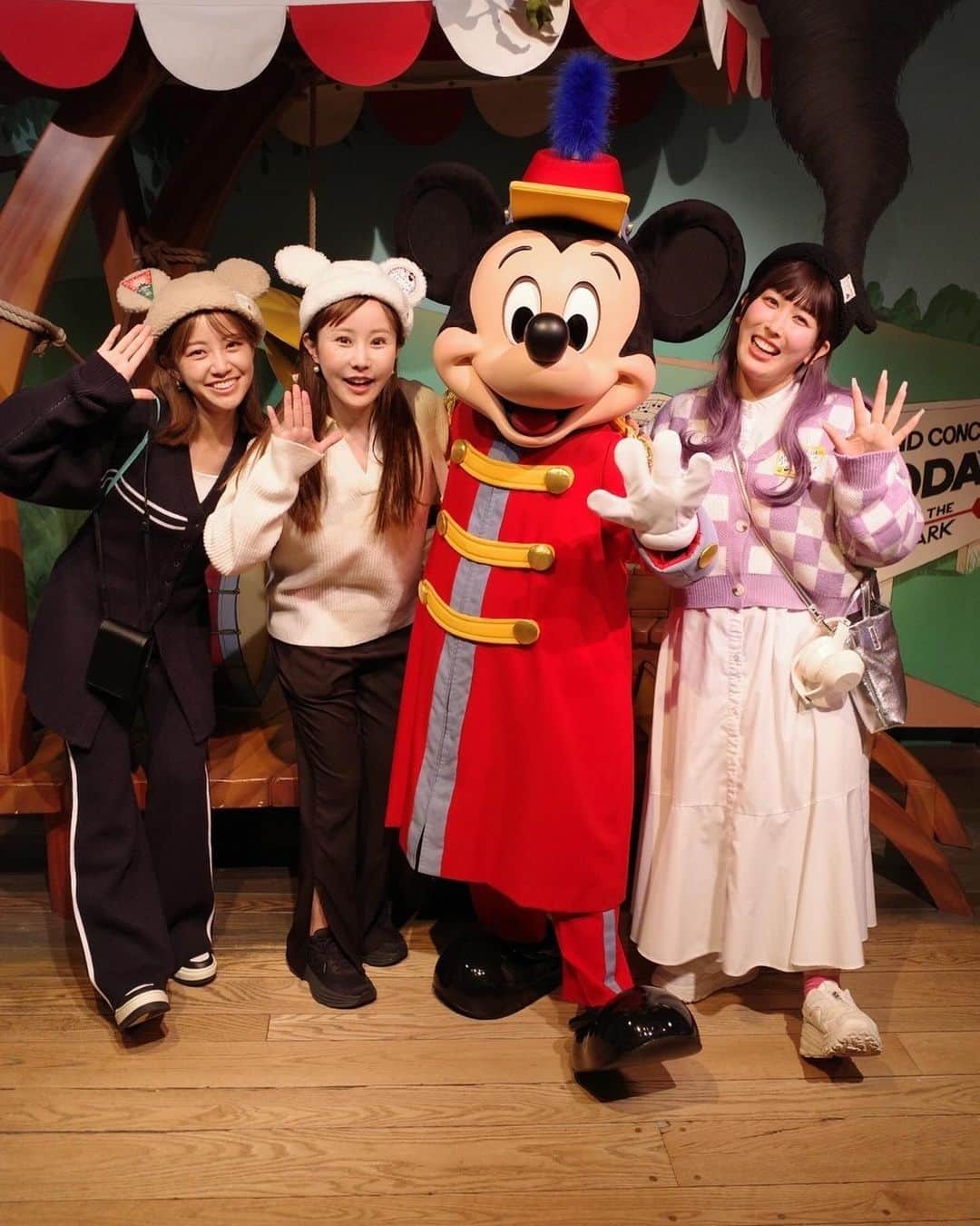 馬場ももこさんのインスタグラム写真 - (馬場ももこInstagram)「🎡 先日えみりんご　ゆめっちと ディズニーランドに行ったよう👩‍👩‍👧❤️💚 なんと！えみりんごがディズニーランドを ゆめっちと私にプレゼントしてくれたの😭🤍 本当にありがとう！！ ⁡ 楽しくって楽しくってずっと笑ってた！！ 最高の思い出🤤最高のプレゼント🎁 ⁡ ゆめっちの初ディズニーそして お誕生日おめでとうございます🎊🎂 愛に溢れた2人の人柄が大好きなのです👯‍♀️🤍🤍  気がついたら12月なってた🎄 皆様素敵な12月となりますよう願ってます🎅 ⁡ #ディズニーランド#久しぶり#楽しい #中川絵美里#ゆめっち #ゆめっち#えみりんご #思い出#プレゼント#幸せ#プレゼント #ほっこり#もうどこにでも行ける」12月5日 21時19分 - momoko.baba