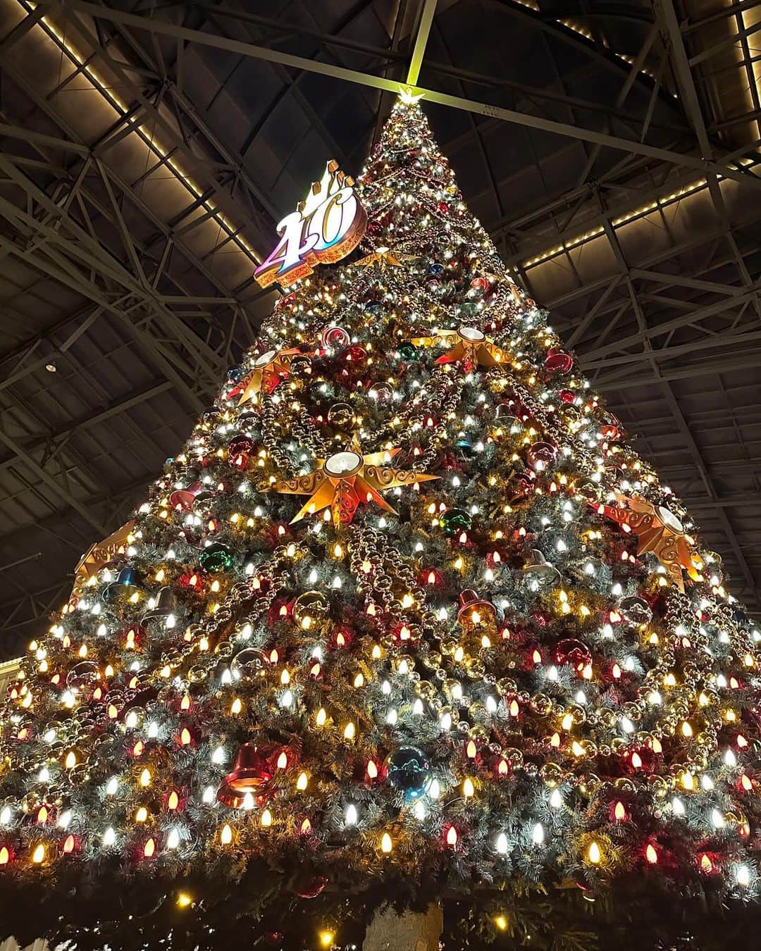 馬場ももこさんのインスタグラム写真 - (馬場ももこInstagram)「🎡 先日えみりんご　ゆめっちと ディズニーランドに行ったよう👩‍👩‍👧❤️💚 なんと！えみりんごがディズニーランドを ゆめっちと私にプレゼントしてくれたの😭🤍 本当にありがとう！！ ⁡ 楽しくって楽しくってずっと笑ってた！！ 最高の思い出🤤最高のプレゼント🎁 ⁡ ゆめっちの初ディズニーそして お誕生日おめでとうございます🎊🎂 愛に溢れた2人の人柄が大好きなのです👯‍♀️🤍🤍  気がついたら12月なってた🎄 皆様素敵な12月となりますよう願ってます🎅 ⁡ #ディズニーランド#久しぶり#楽しい #中川絵美里#ゆめっち #ゆめっち#えみりんご #思い出#プレゼント#幸せ#プレゼント #ほっこり#もうどこにでも行ける」12月5日 21時19分 - momoko.baba