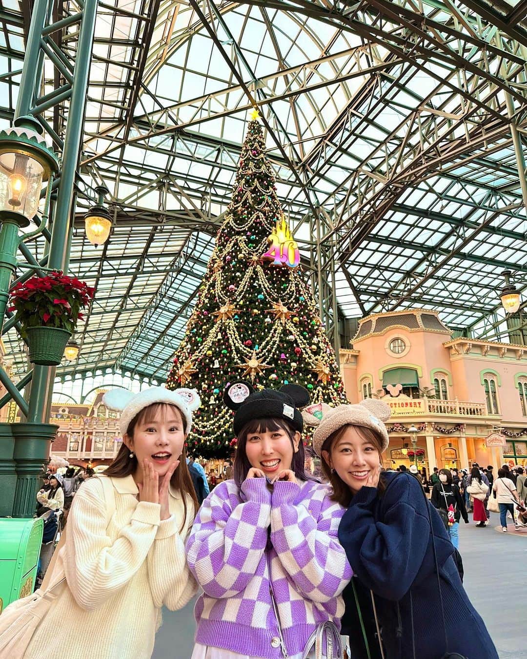 馬場ももこさんのインスタグラム写真 - (馬場ももこInstagram)「🎡 先日えみりんご　ゆめっちと ディズニーランドに行ったよう👩‍👩‍👧❤️💚 なんと！えみりんごがディズニーランドを ゆめっちと私にプレゼントしてくれたの😭🤍 本当にありがとう！！ ⁡ 楽しくって楽しくってずっと笑ってた！！ 最高の思い出🤤最高のプレゼント🎁 ⁡ ゆめっちの初ディズニーそして お誕生日おめでとうございます🎊🎂 愛に溢れた2人の人柄が大好きなのです👯‍♀️🤍🤍  気がついたら12月なってた🎄 皆様素敵な12月となりますよう願ってます🎅 ⁡ #ディズニーランド#久しぶり#楽しい #中川絵美里#ゆめっち #ゆめっち#えみりんご #思い出#プレゼント#幸せ#プレゼント #ほっこり#もうどこにでも行ける」12月5日 21時19分 - momoko.baba