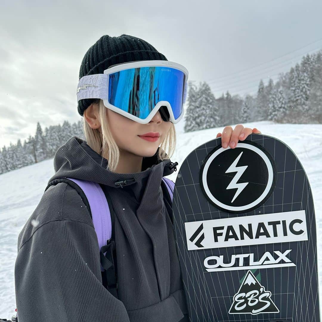 SAKIのインスタグラム：「@electric  @electric_snow  @electric_japan  @charlie_trading  ❤️‍🔥❤️‍🔥❤️‍🔥❤️‍🔥❤️‍🔥❤️‍🔥❤️‍🔥❤️‍🔥 ・ ・ ・ #スノボ #スノボー #スノボ女子 #スノボー女子 #スノーボード #スノーボード女子 #ゴーグル #Electric #エレクトリック #hex #Snowboarding #Snowboard」