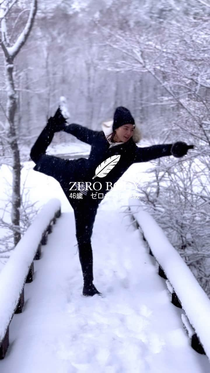 石村友見のインスタグラム：「【ZERO BODY 46歳 ゼロからの挑戦🪽】 朝の5時におきたら雪景色⛄️ うれしくなって朝から脚上げてました♪ ⁡ ———————————- 🚩今日の挑戦 - お鍋で野菜たっぷり🥦 - 命の母のホッカイロを腰に - お風呂にエプソンソルトいれて温める🧂 ———————————- ⁡ 雪はなぜこんなにも テンションがあがるのでしょうね😆 もっとふれふれ〜❄️ ⁡ カラダが変わってくると心が軽やかに🕊️ 女性のみなさま毎日お疲れさまです！ 一緒に綺麗になりましょう❤️ ⁡ #40歳 #挑戦 #美容  #健康 #トレーニング  #yoga #training  #workout  #gym」