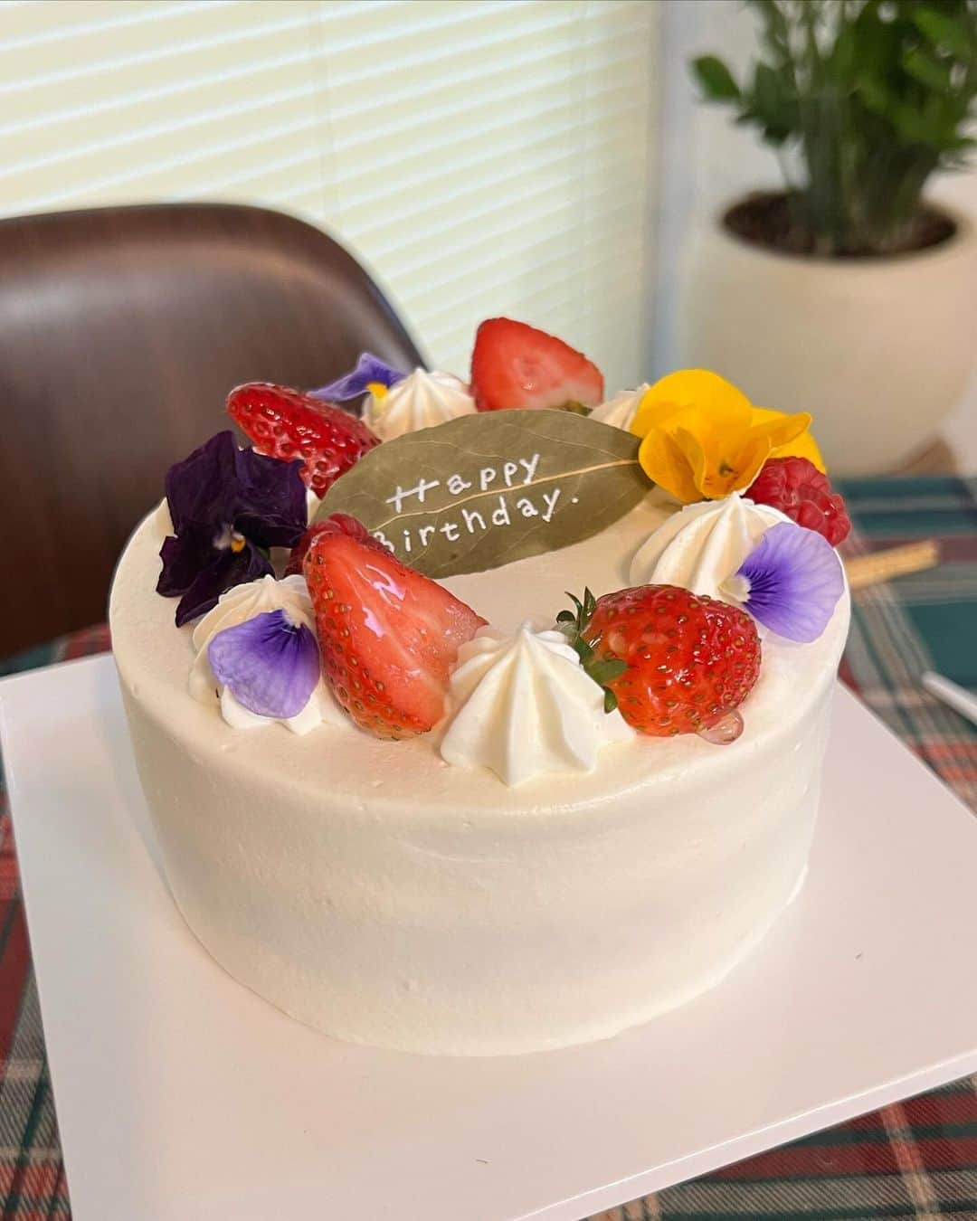 山田菜々さんのインスタグラム写真 - (山田菜々Instagram)「かわいいケーキ🎂💕  代々木上原にある @cakeshop.yoyogiuehara で🐥💛  自分の好みにカスタマイズしてオーダー！ お誕生日ケーキにしてもらった🎈  ふわふわスポンジ美味しかった🥹✨  #PR #cakeshop」12月5日 21時30分 - tannana.yamada