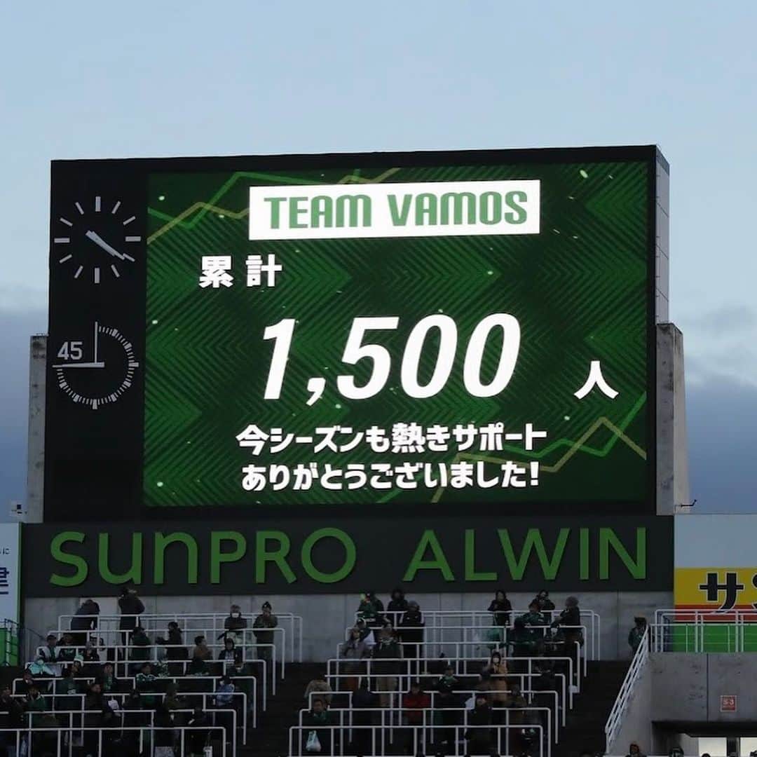 喜山康平さんのインスタグラム写真 - (喜山康平Instagram)「松本山雅 FC に関わる全ての皆さん1 年間、どんな時でも最後まで勝利を信じ、応援してくれて、本当にありがとうございました。  今日リリースがありましたが今シーズンでチームを離れることになりました。  目標を達成することができず、とても悔しい 1 年となってしまいましたが、信州松本の地でまた緑のユニフォームを着て、 山雅サポーターと一緒に闘うことができたことに、心から感謝しています。  そして結果を出すことはできなかったけれど最後まで優勝、昇格を目指して共に一年間闘ったスタッフ、チームメイト達にも感謝しています。  ありがとうございました。  選手としてどう終わるべきなのか？自分自身と向き合って考えてきましたがまだ自分の心の中で選手としての情熱が消えていないので自分を必要としてくれるチームをこれから探したいと思っています。  良い報告ができるよう前向きに挑戦していきます。  #松本山雅fc  #喜山康平  #11」12月5日 21時22分 - koheikiyama_