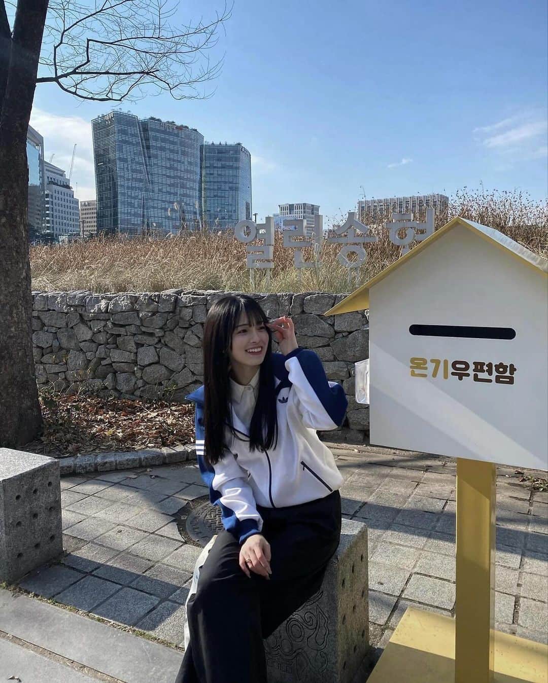 大園桃子さんのインスタグラム写真 - (大園桃子Instagram)「⁡ ⁡ 🌤️🎧🍋🌨️ ⁡」12月5日 21時23分 - o.momoko_official
