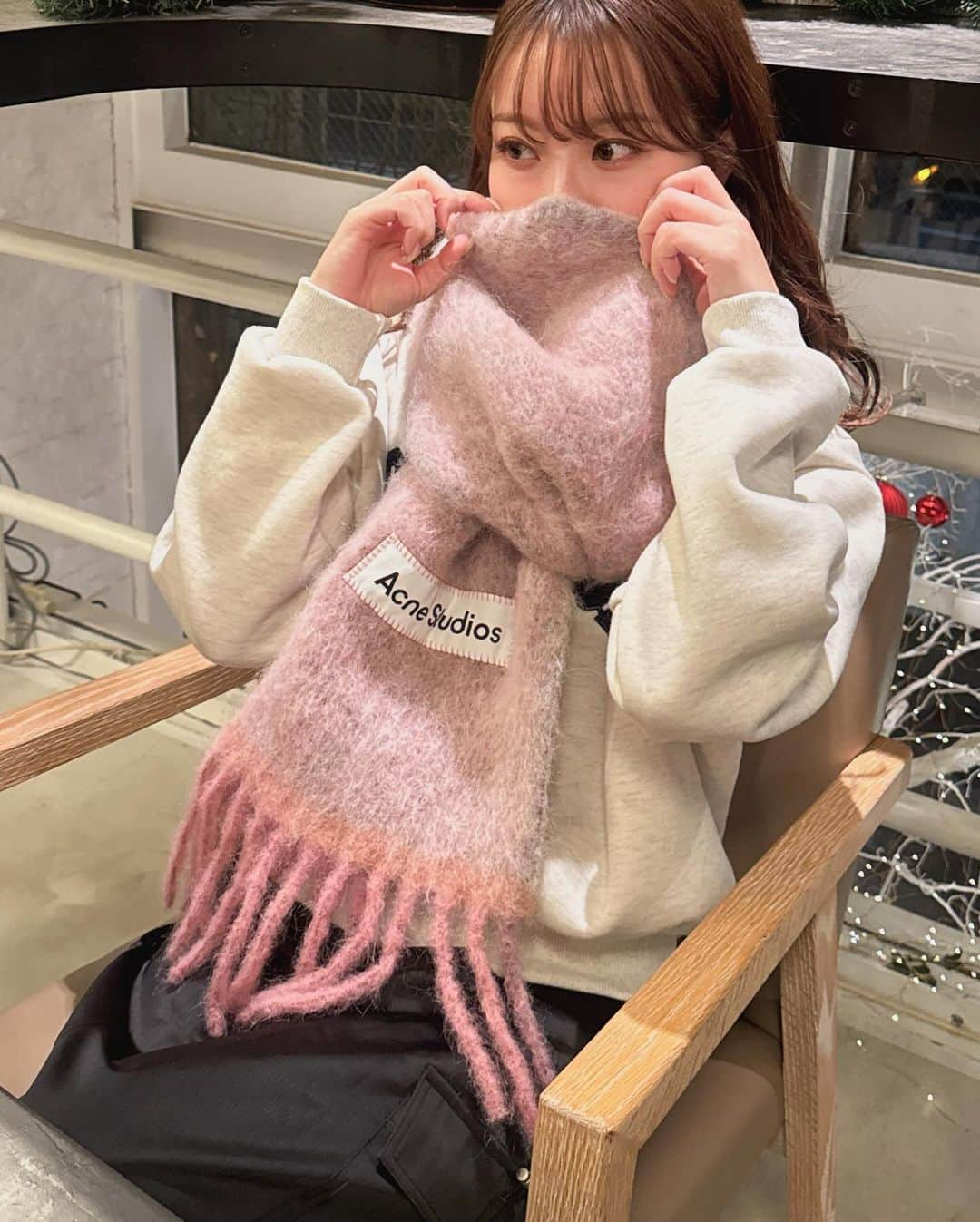 吉次玲奈さんのインスタグラム写真 - (吉次玲奈Instagram)「🎈Acne Studios ⁡ 今年はグレーがミックスされた ピンクにしたよ☺️🧣かわいい〜 ⁡ #muffler #マフラー  #acnestudios #アクネストゥディオス #アクネマフラー #アウターコーデ #ロングアウター #秋コーデ #秋服 #秋服コーデ #カーディガン #カーディガンコーデ #着回し #着回しコーデ #ニット #冬コーデ #イルミネーション #ロングブーツ #ロングブーツコーデ #デニムコーデ #デニム　#大人カジュアル  #フェミニンコーデ #フェミニン  #秋冬コーデ #冬服 #zozotown #156cmコーデ #骨格ウェーブ #骨格ウェーブコーデ」12月5日 21時23分 - rena_yoshitsugu