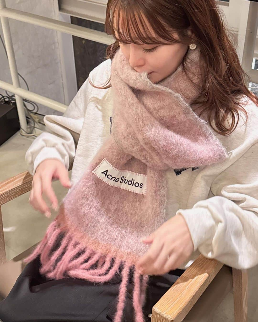 吉次玲奈さんのインスタグラム写真 - (吉次玲奈Instagram)「🎈Acne Studios ⁡ 今年はグレーがミックスされた ピンクにしたよ☺️🧣かわいい〜 ⁡ #muffler #マフラー  #acnestudios #アクネストゥディオス #アクネマフラー #アウターコーデ #ロングアウター #秋コーデ #秋服 #秋服コーデ #カーディガン #カーディガンコーデ #着回し #着回しコーデ #ニット #冬コーデ #イルミネーション #ロングブーツ #ロングブーツコーデ #デニムコーデ #デニム　#大人カジュアル  #フェミニンコーデ #フェミニン  #秋冬コーデ #冬服 #zozotown #156cmコーデ #骨格ウェーブ #骨格ウェーブコーデ」12月5日 21時23分 - rena_yoshitsugu